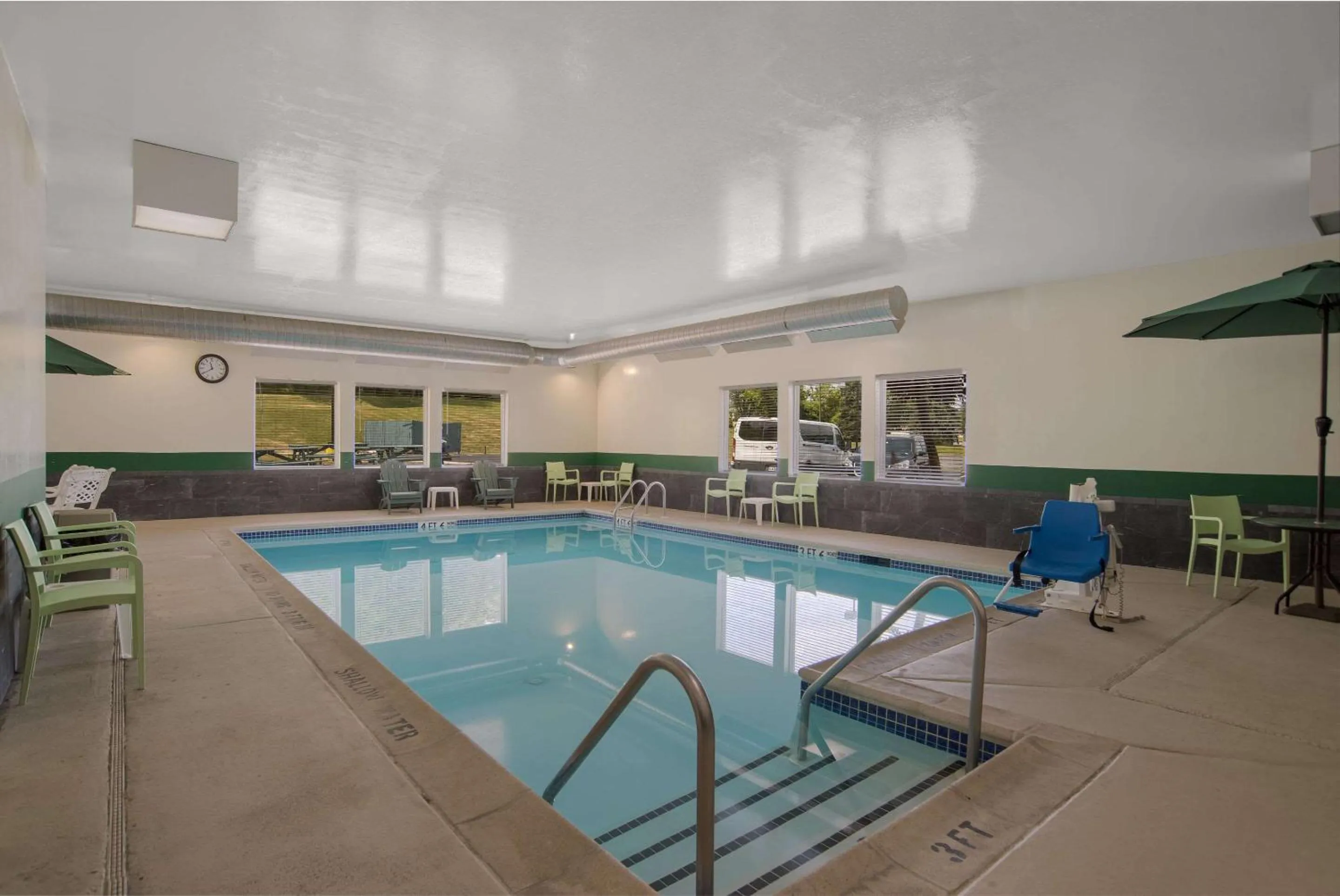 Swimming pool in Quality Inn & Suites Chambersburg Northeast