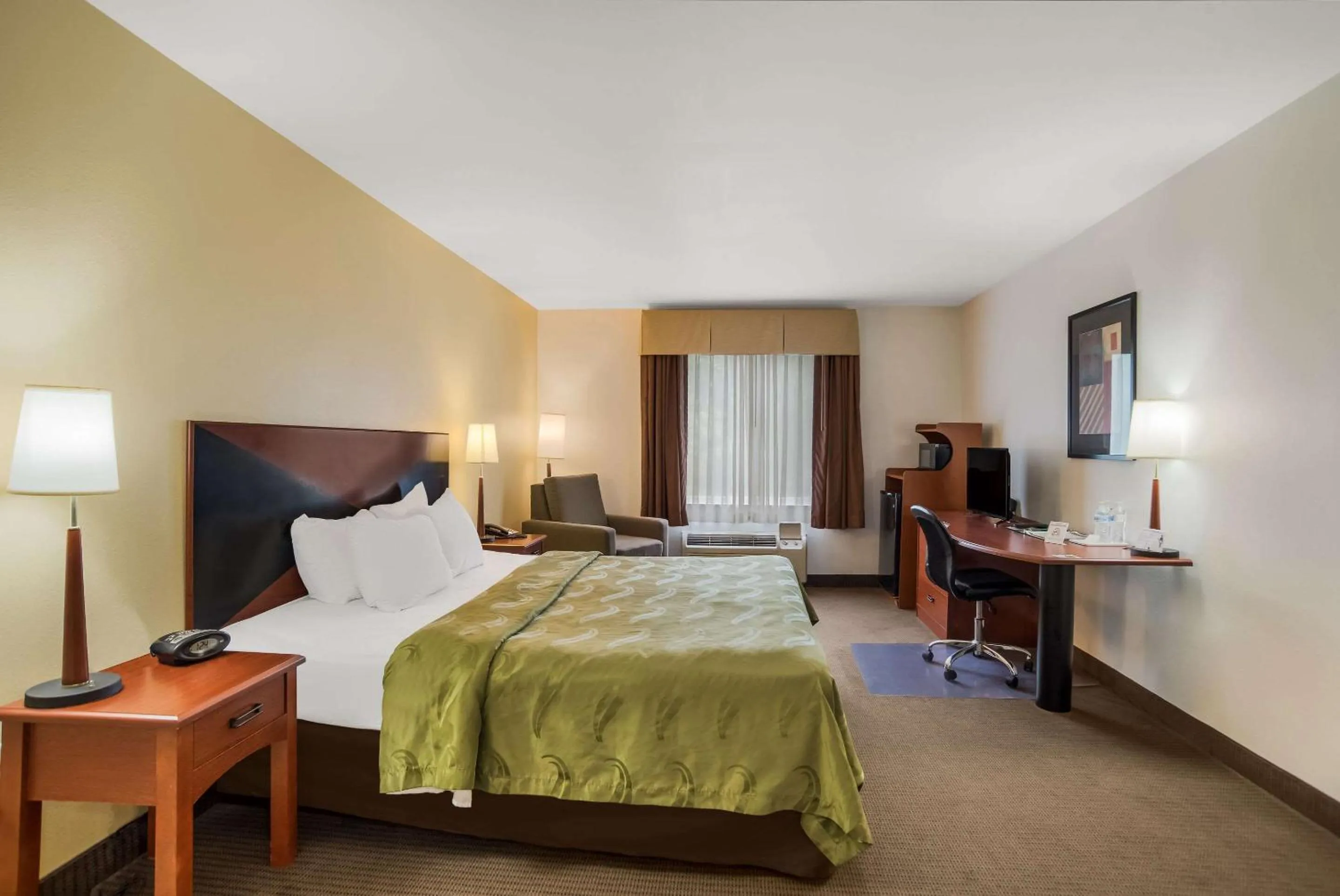 Bedroom, Bed in Quality Inn & Suites Chambersburg Northeast