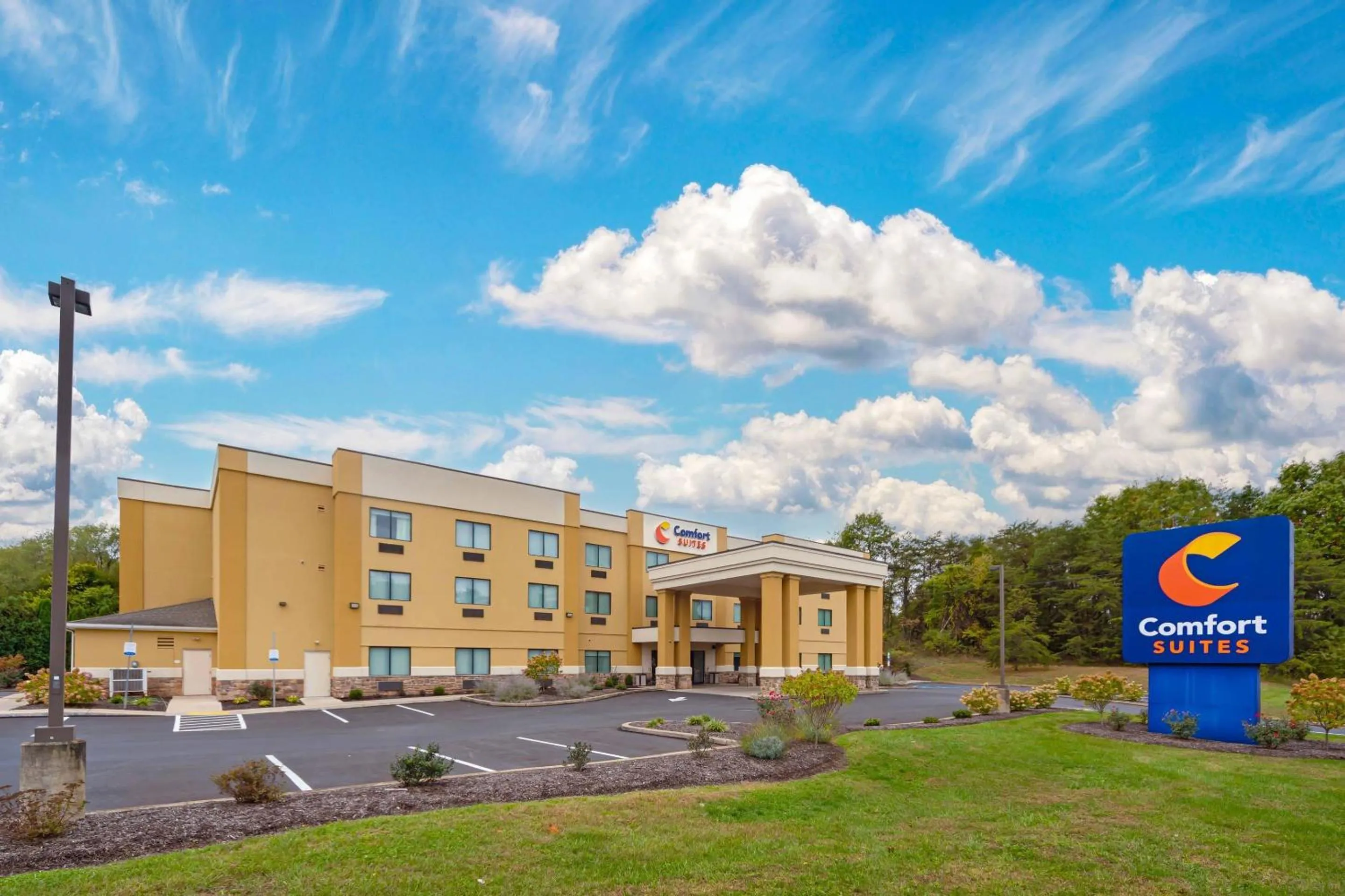 Property building in Comfort Suites Lewisburg