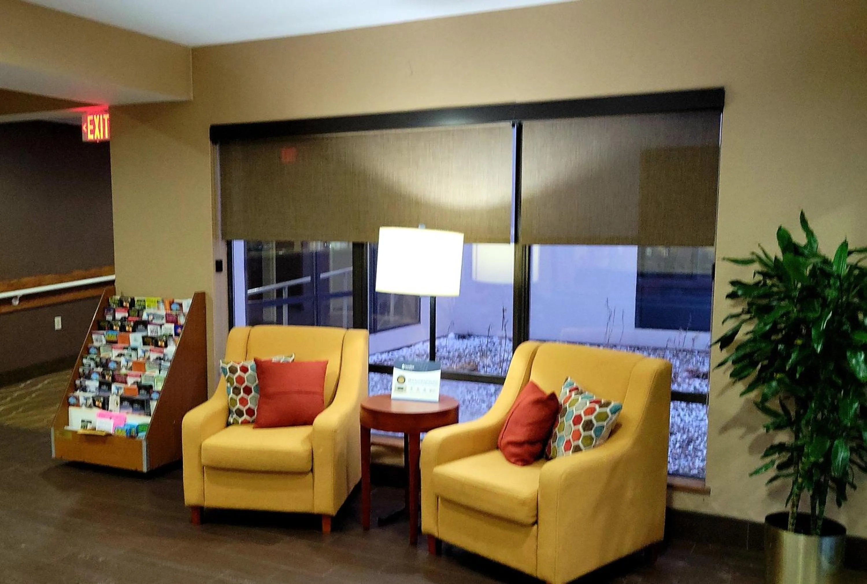 Seating area in Comfort Inn, Erie - Near Presque Isle