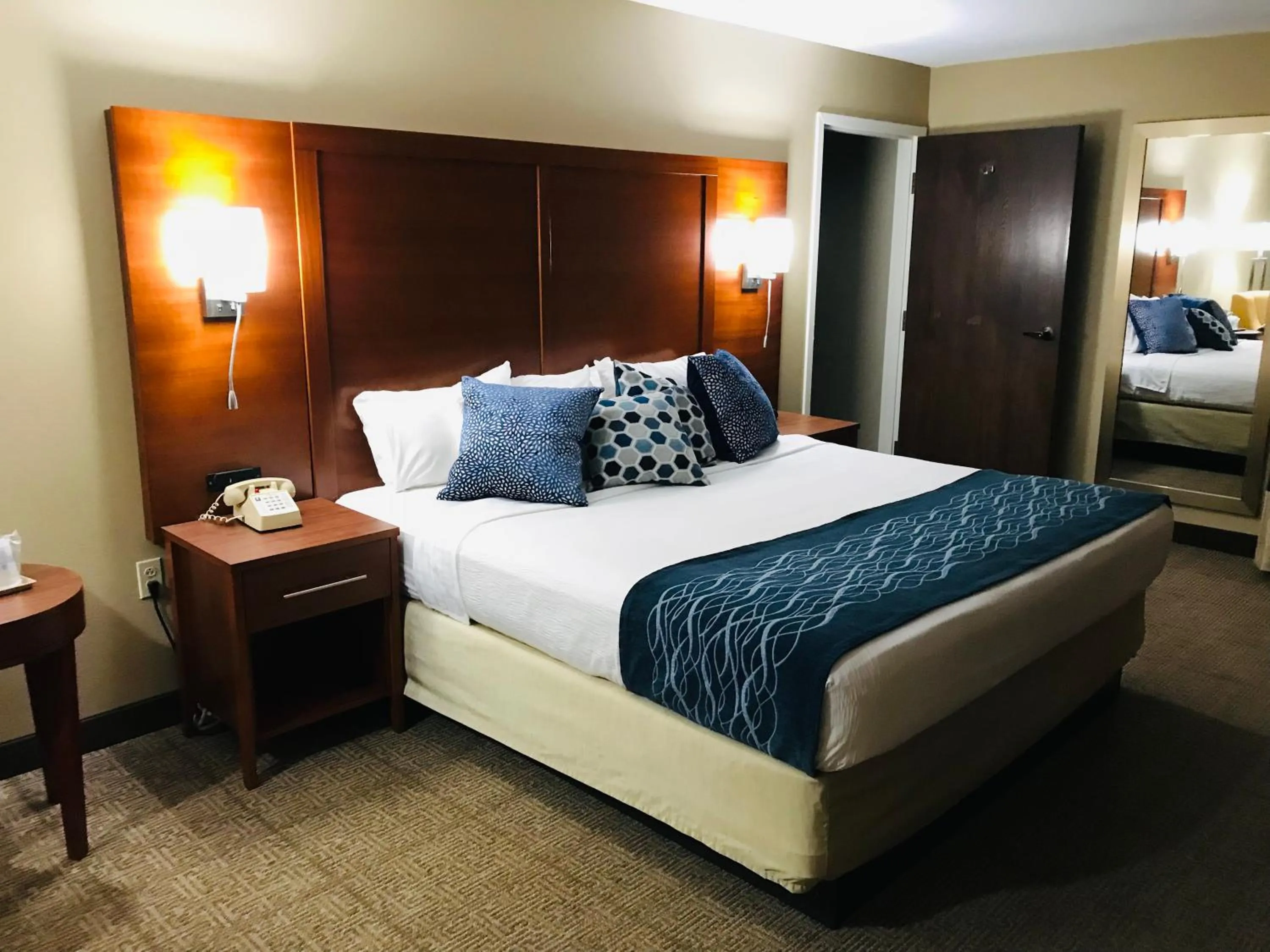 Bedroom, Bed in Comfort Inn, Erie - Near Presque Isle