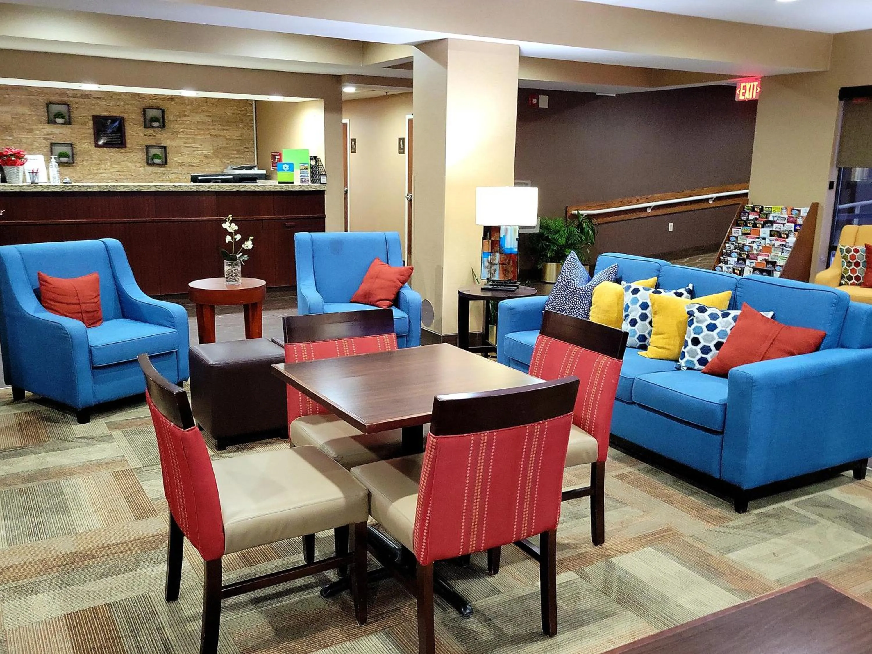 Seating area in Comfort Inn, Erie - Near Presque Isle