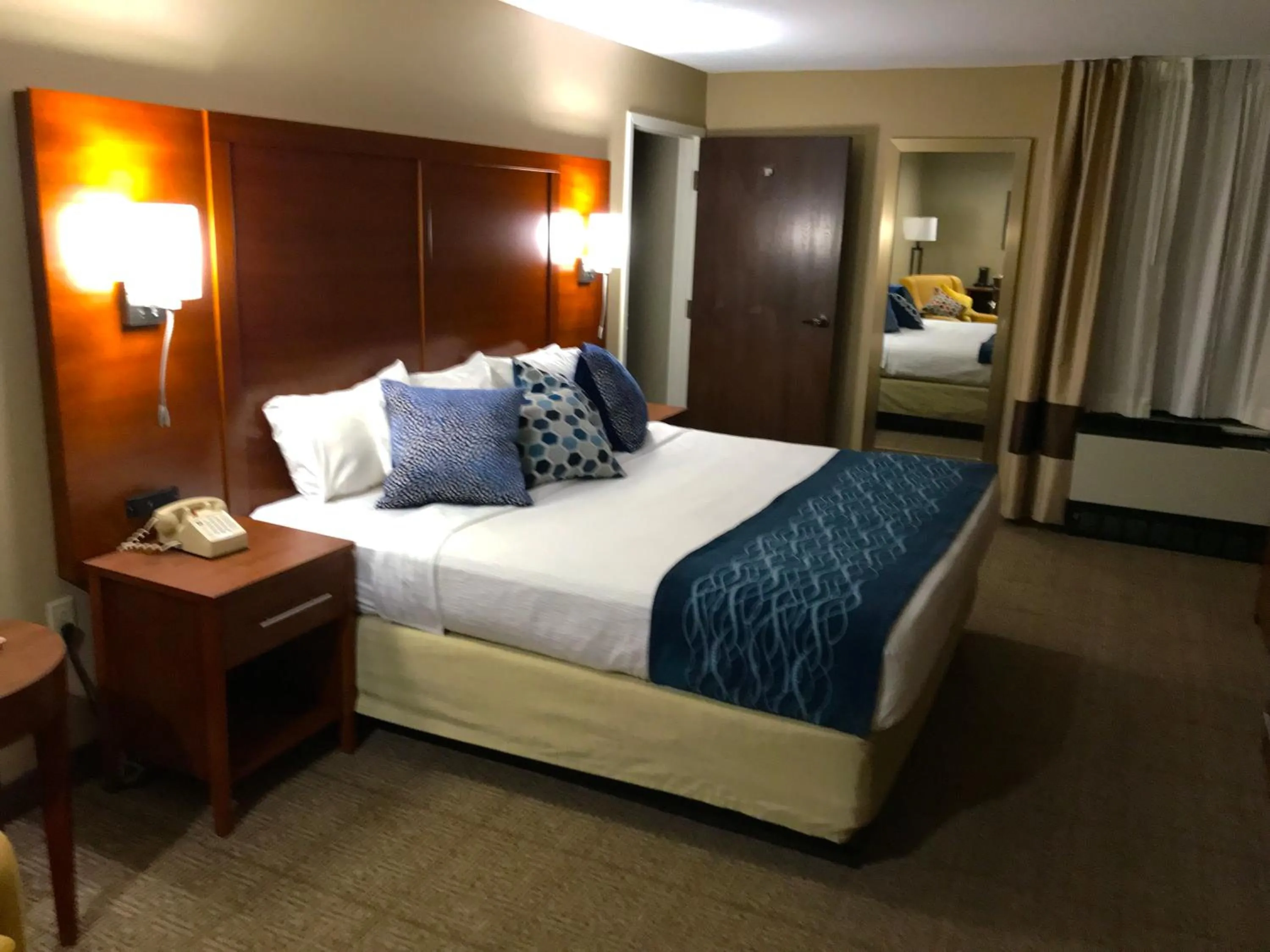 Bedroom, Bed in Comfort Inn, Erie - Near Presque Isle
