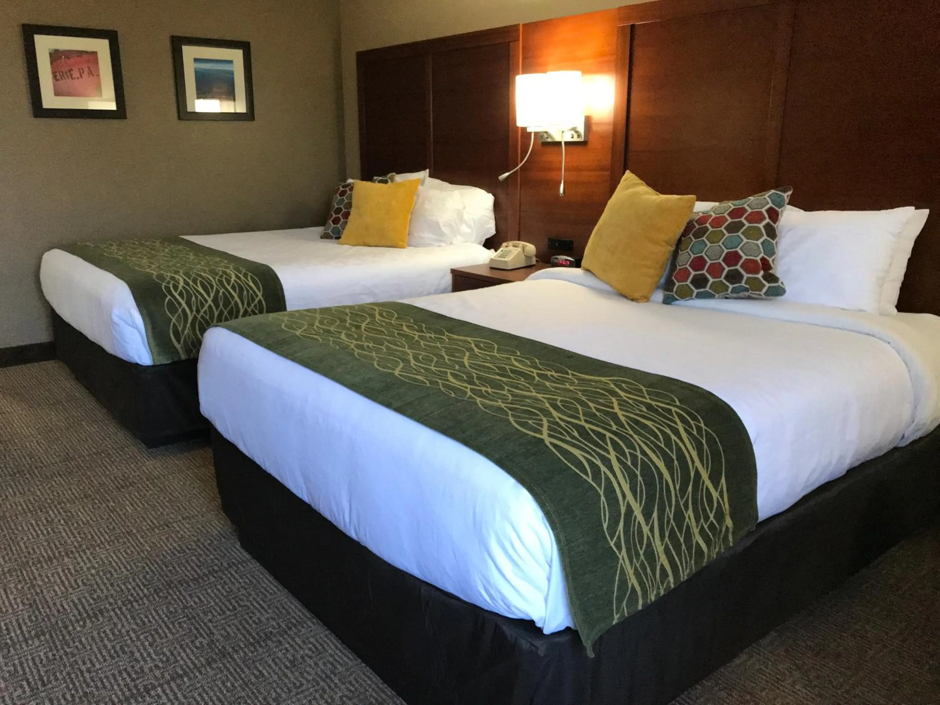 Bedroom, Bed in Comfort Inn, Erie - Near Presque Isle