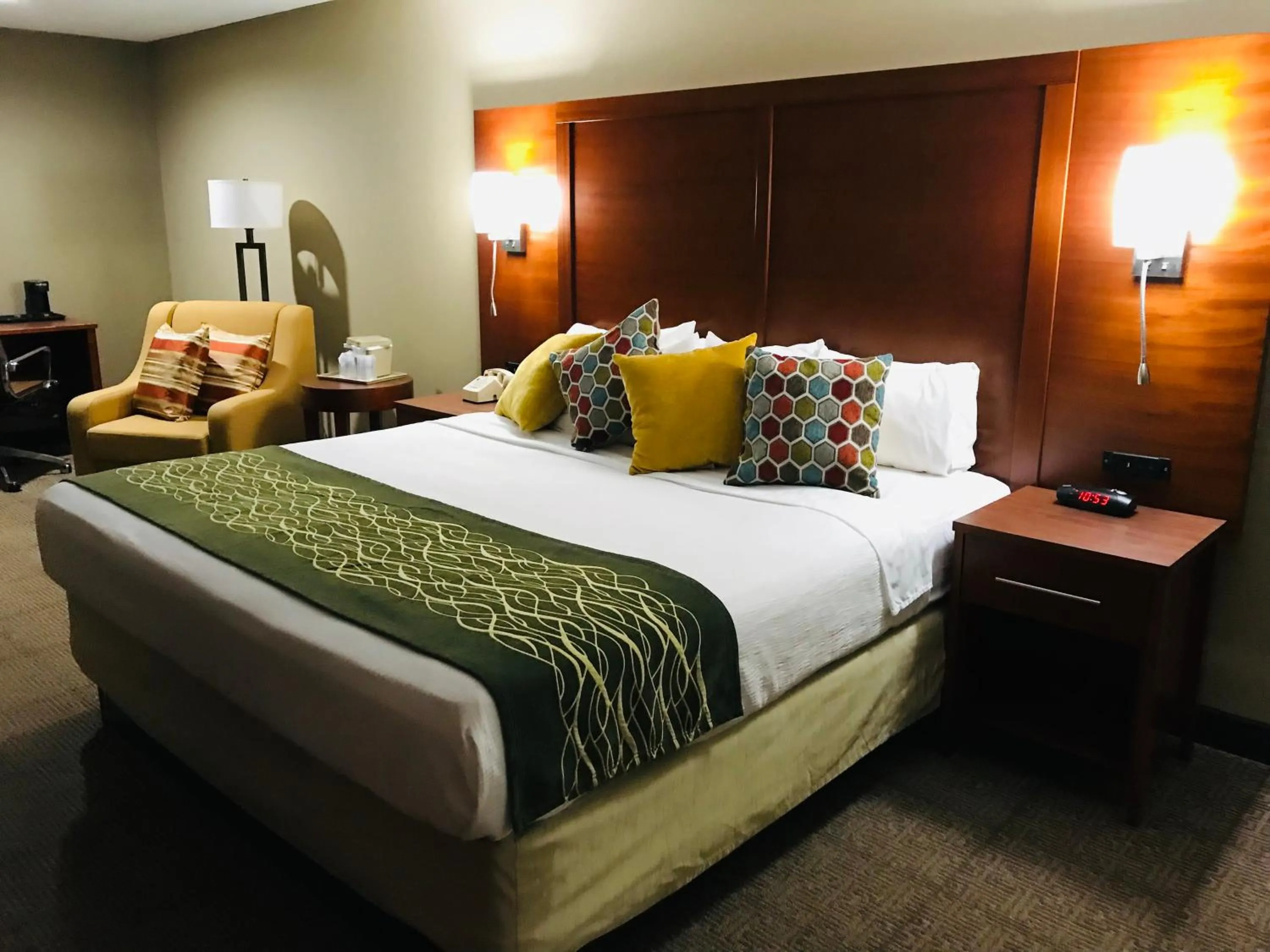 Bedroom, Bed in Comfort Inn, Erie - Near Presque Isle