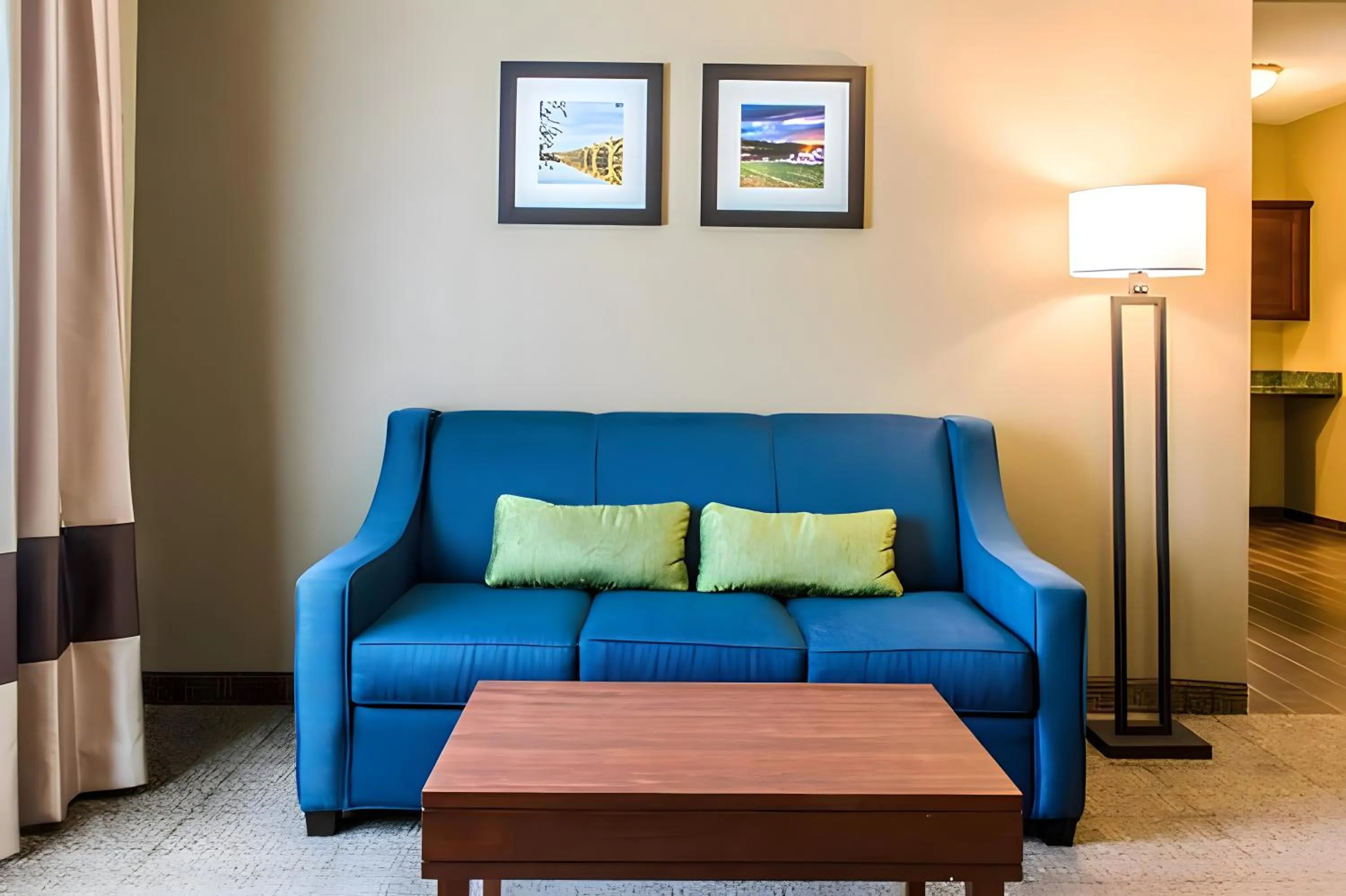 Seating area in Comfort Inn Lancaster County