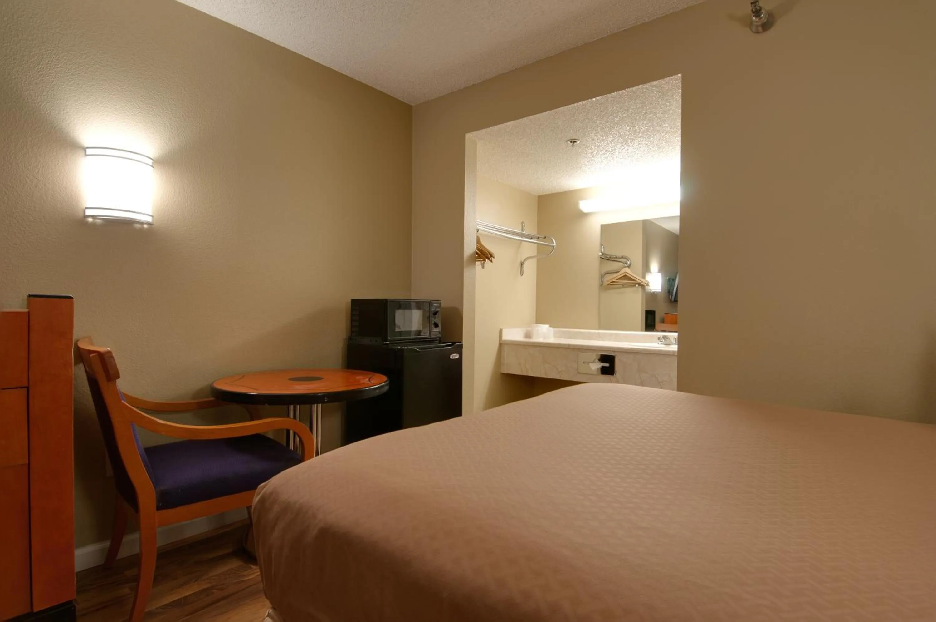 Photo of the whole room, Bed in Vagabond Inn Bakersfield North