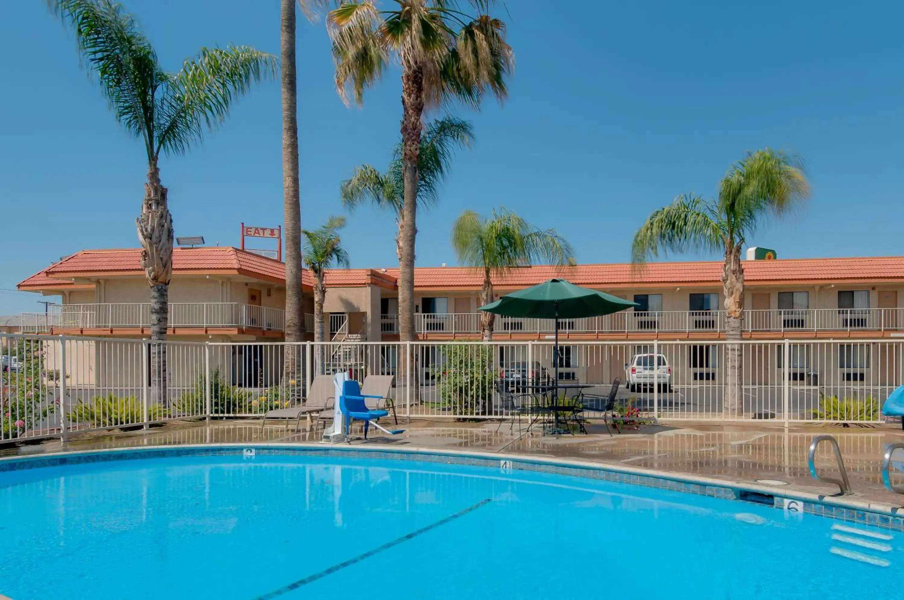 Property building in Vagabond Inn Bakersfield North Property building in Vagabond Inn Bakersfield North