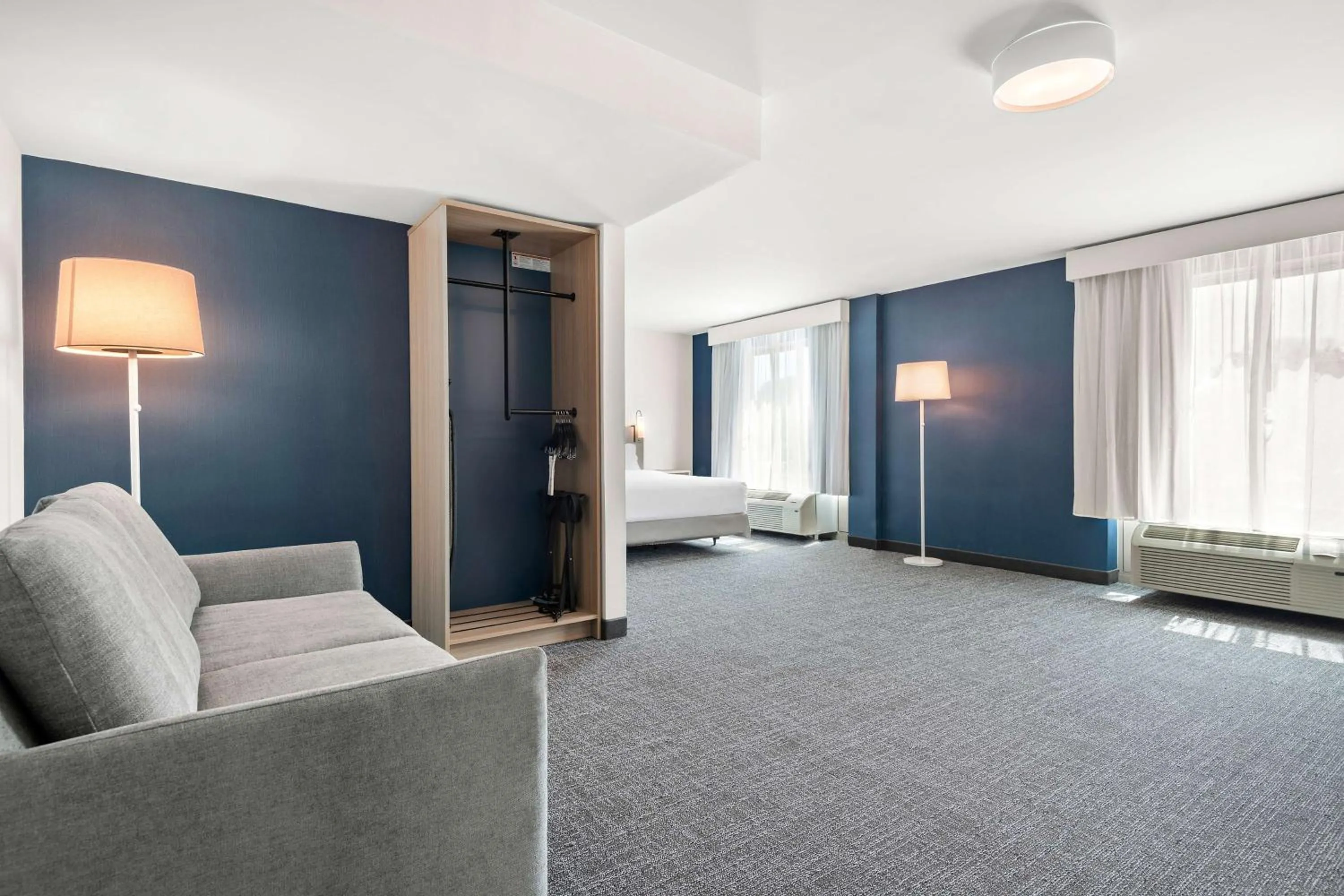 Living room, Bed in Spark By Hilton Exton