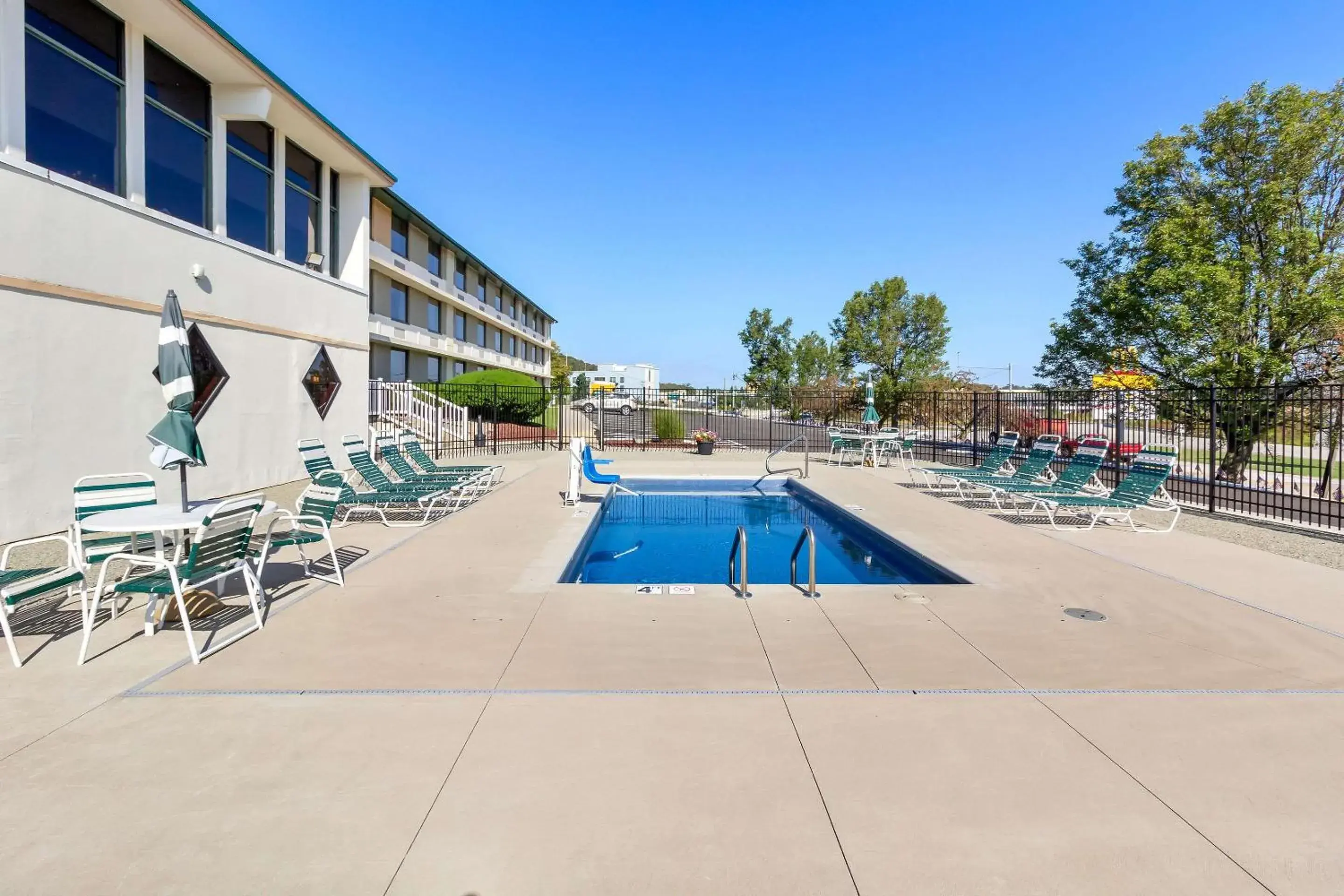 Swimming pool in Comfort Inn Somerset Swimming pool in Comfort Inn Somerset