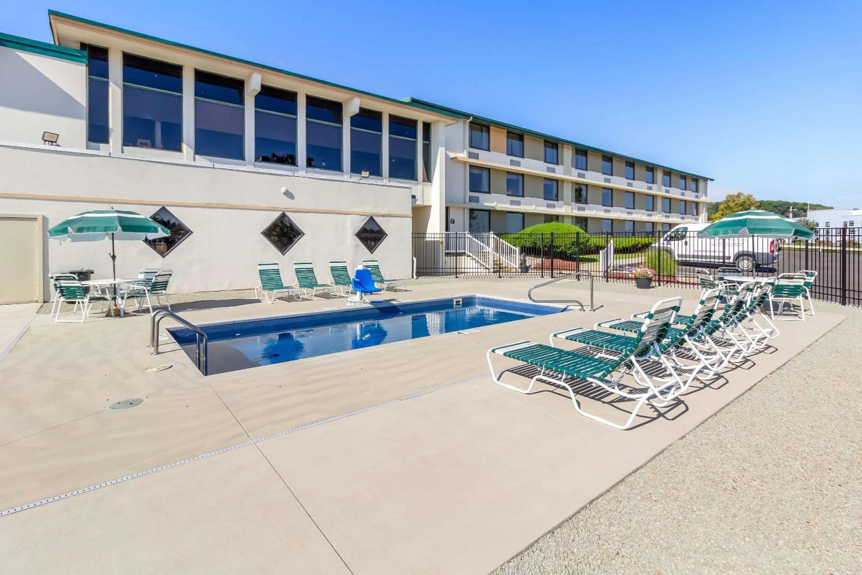 Swimming pool in Comfort Inn