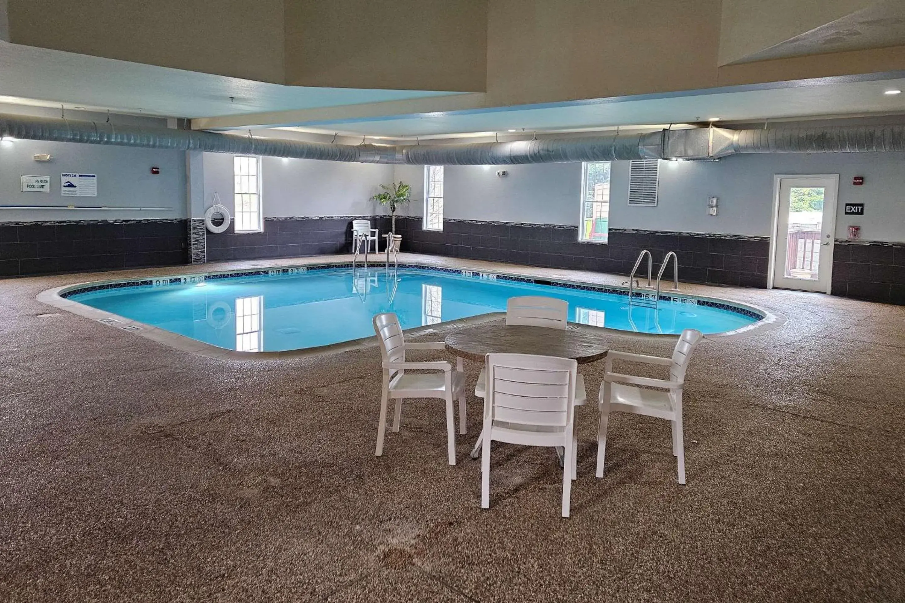 Swimming pool in MainStay Suites Grantville - Hershey North Swimming pool in MainStay Suites Grantville - Hershey North