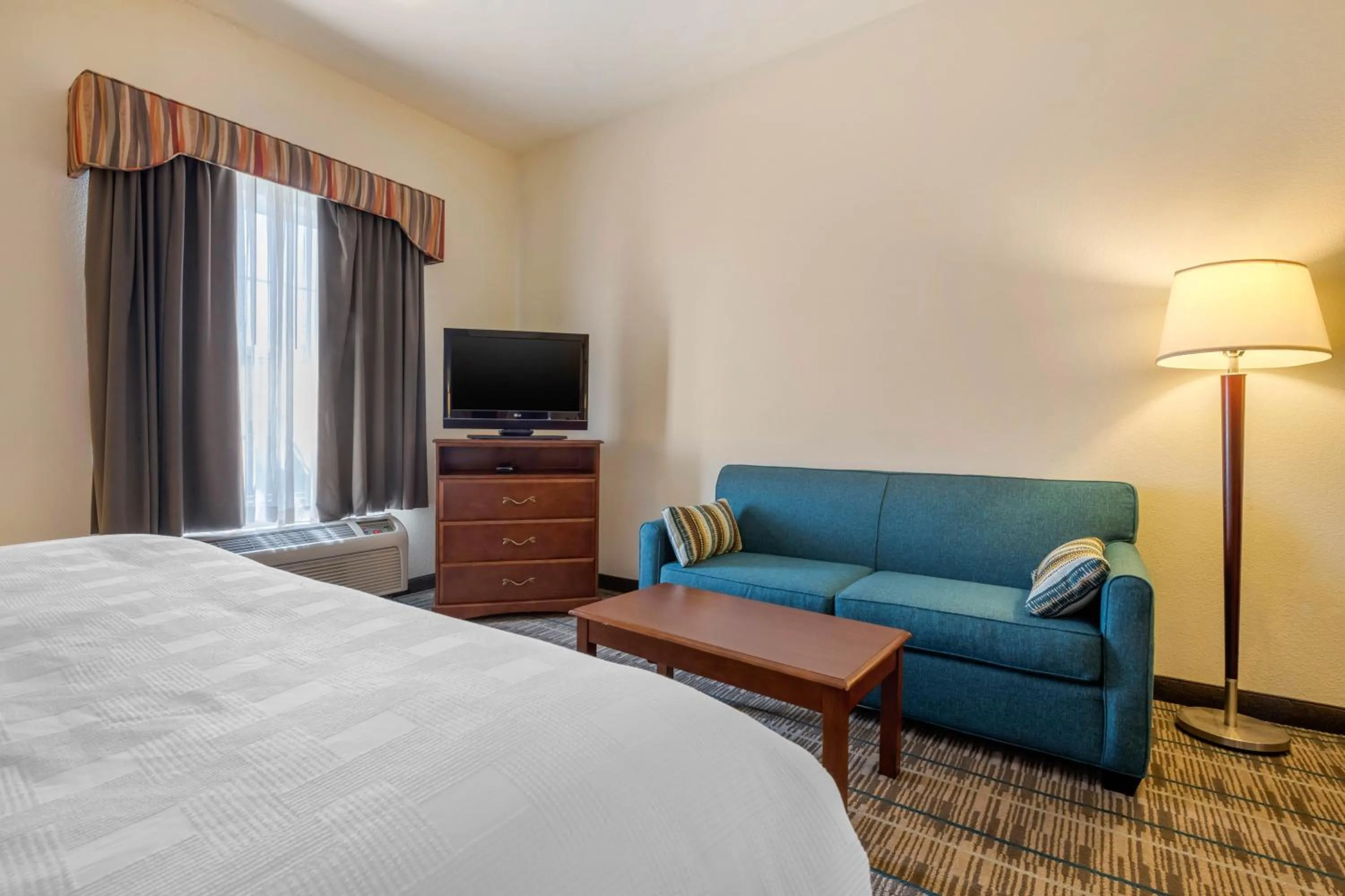 Seating area, Bed in MainStay Suites Grantville - Hershey North