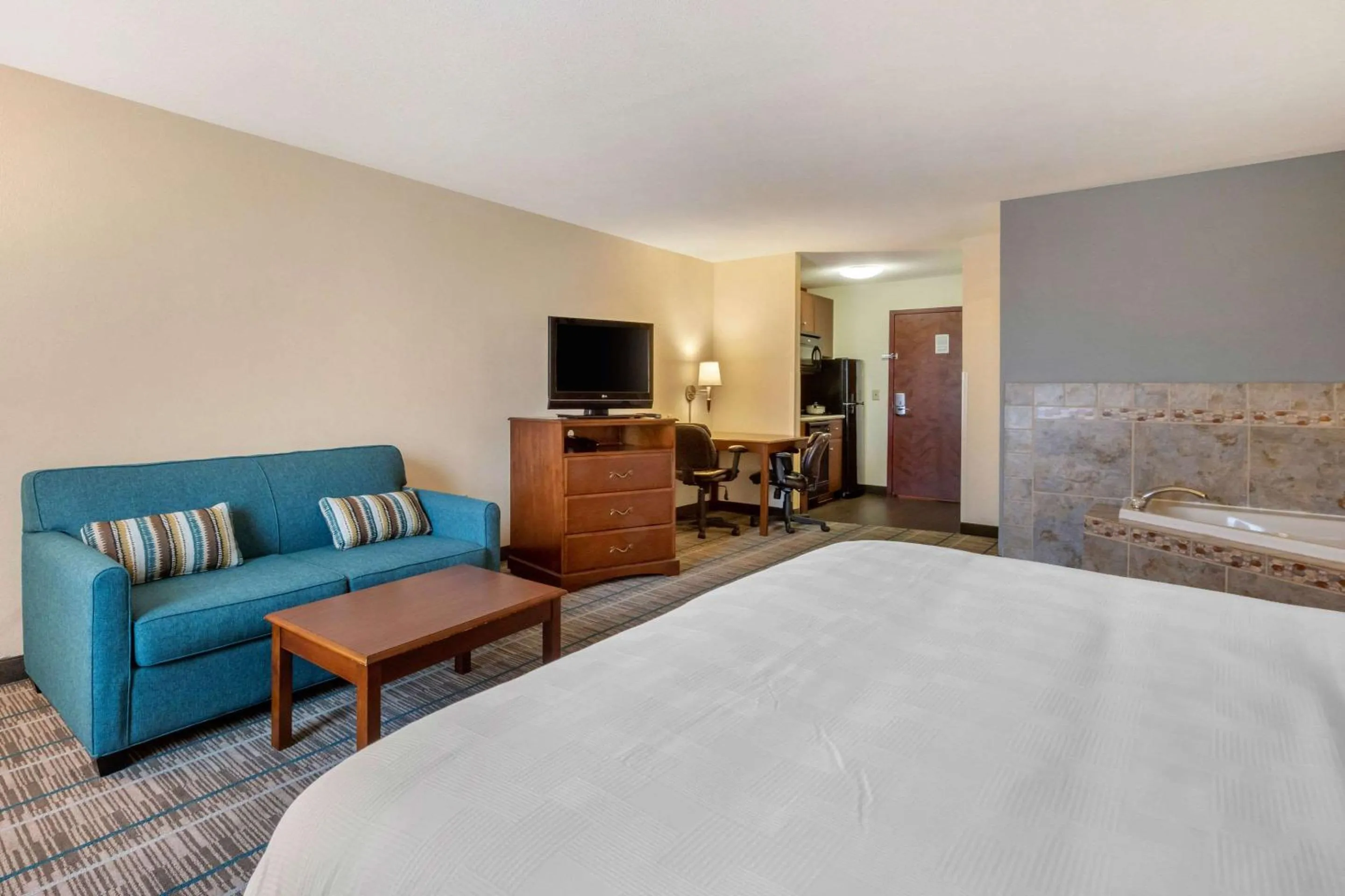 Photo of the whole room, Bed in MainStay Suites Grantville - Hershey North