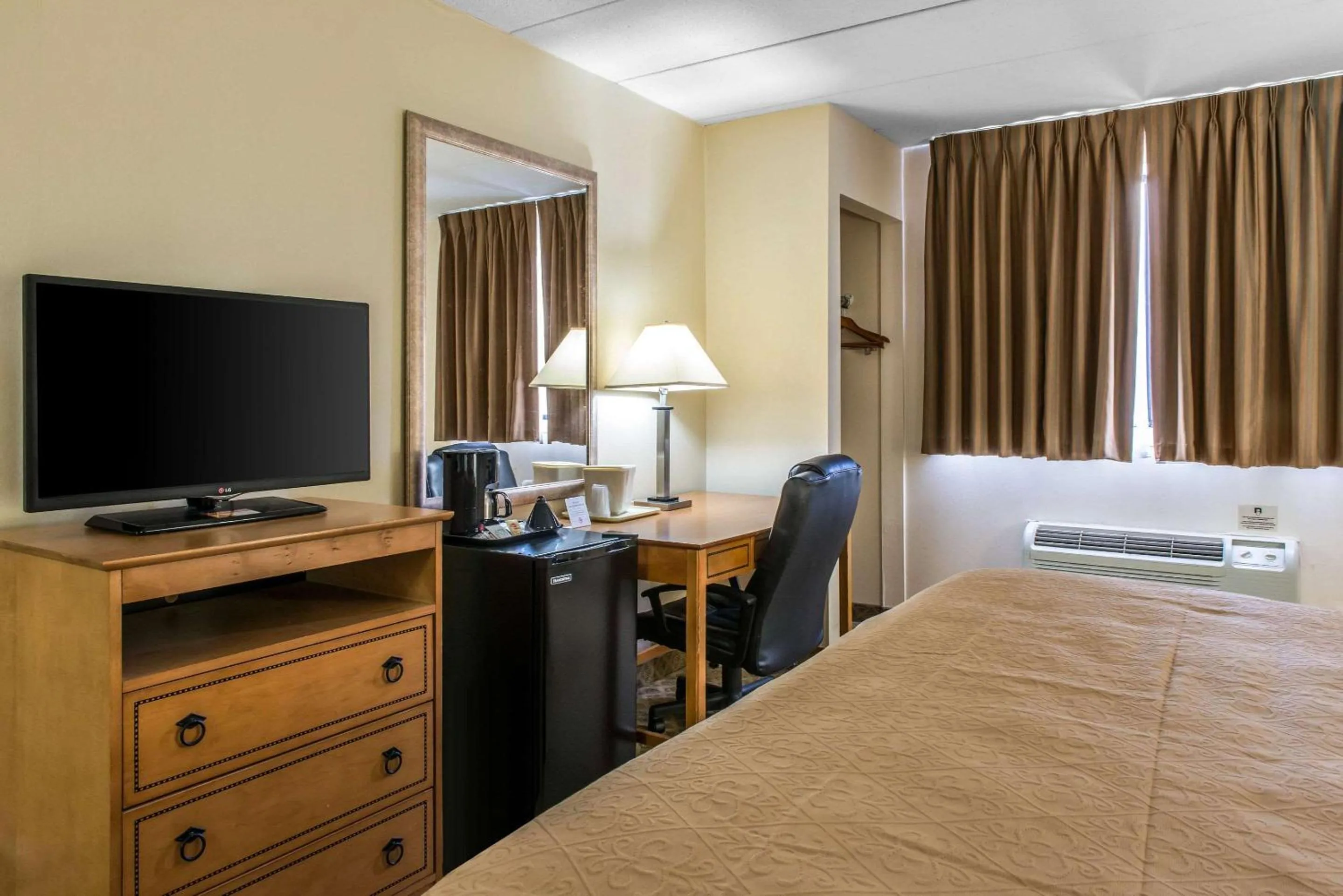 Photo of the whole room, Bed in Quality Inn & Suites Fairview - Erie