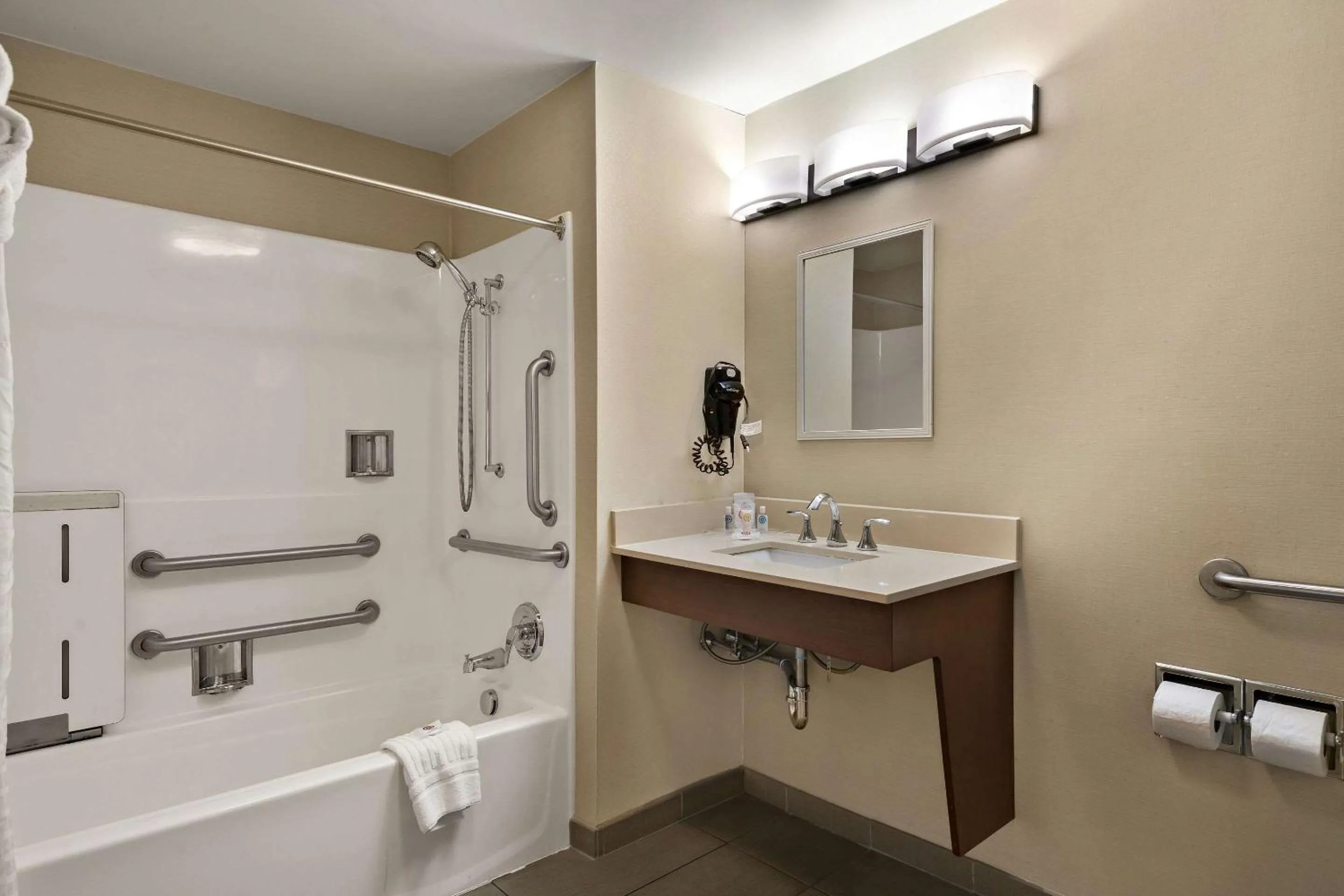 Bedroom in Comfort Suites Hummelstown - Hershey