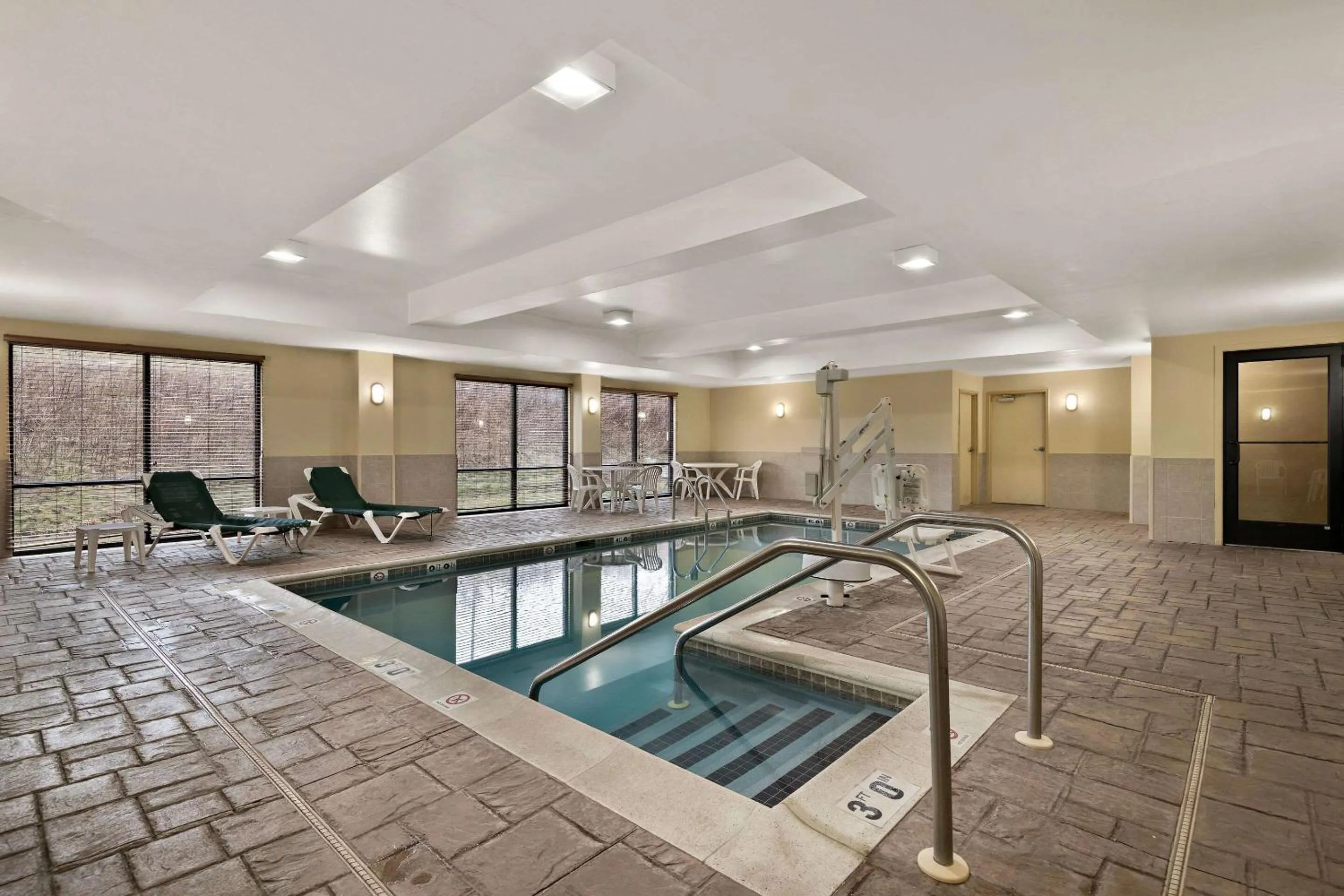 Swimming pool in Comfort Suites Hummelstown - Hershey