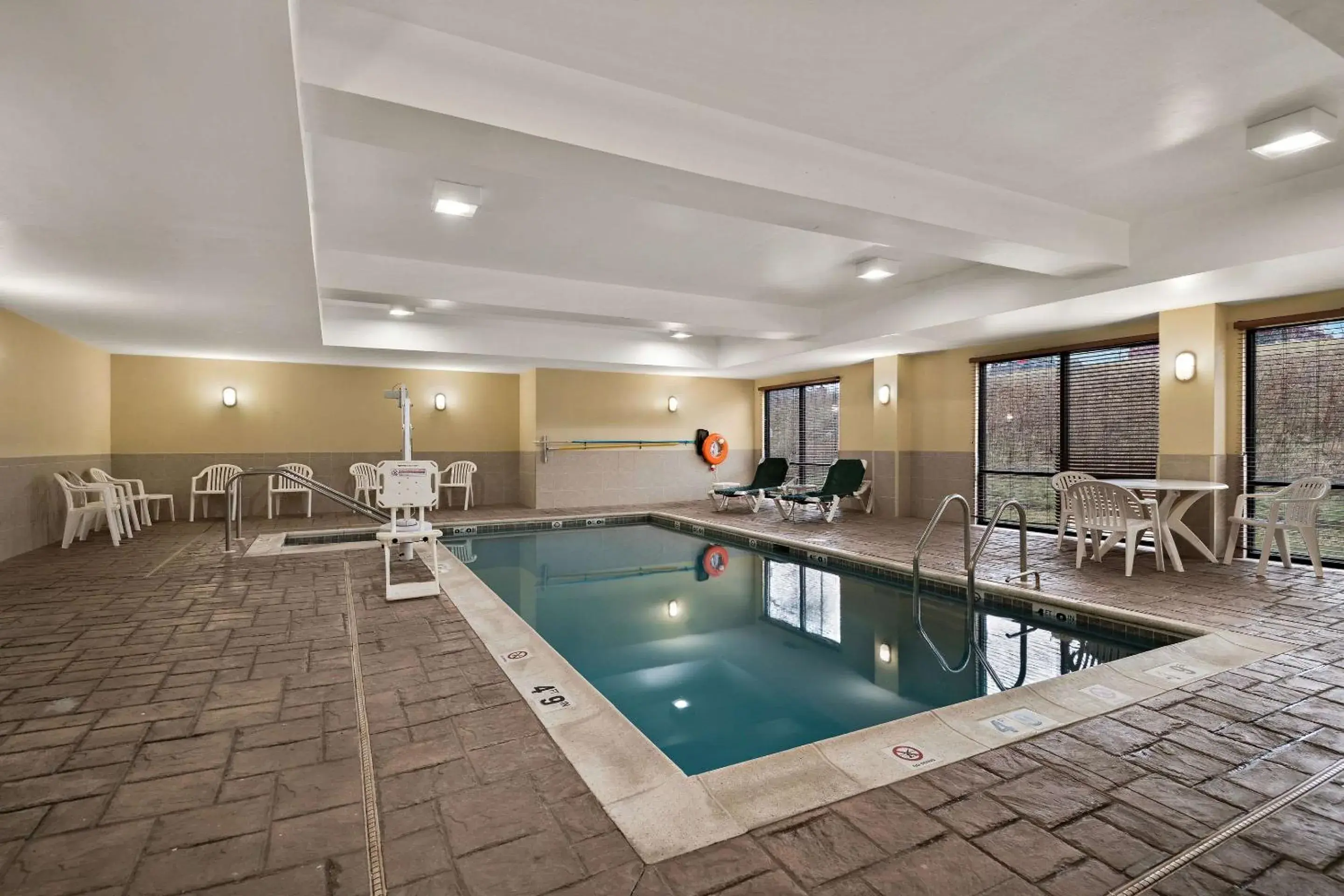 Swimming pool in Comfort Suites Hummelstown - Hershey Swimming pool in Comfort Suites Hummelstown - Hershey
