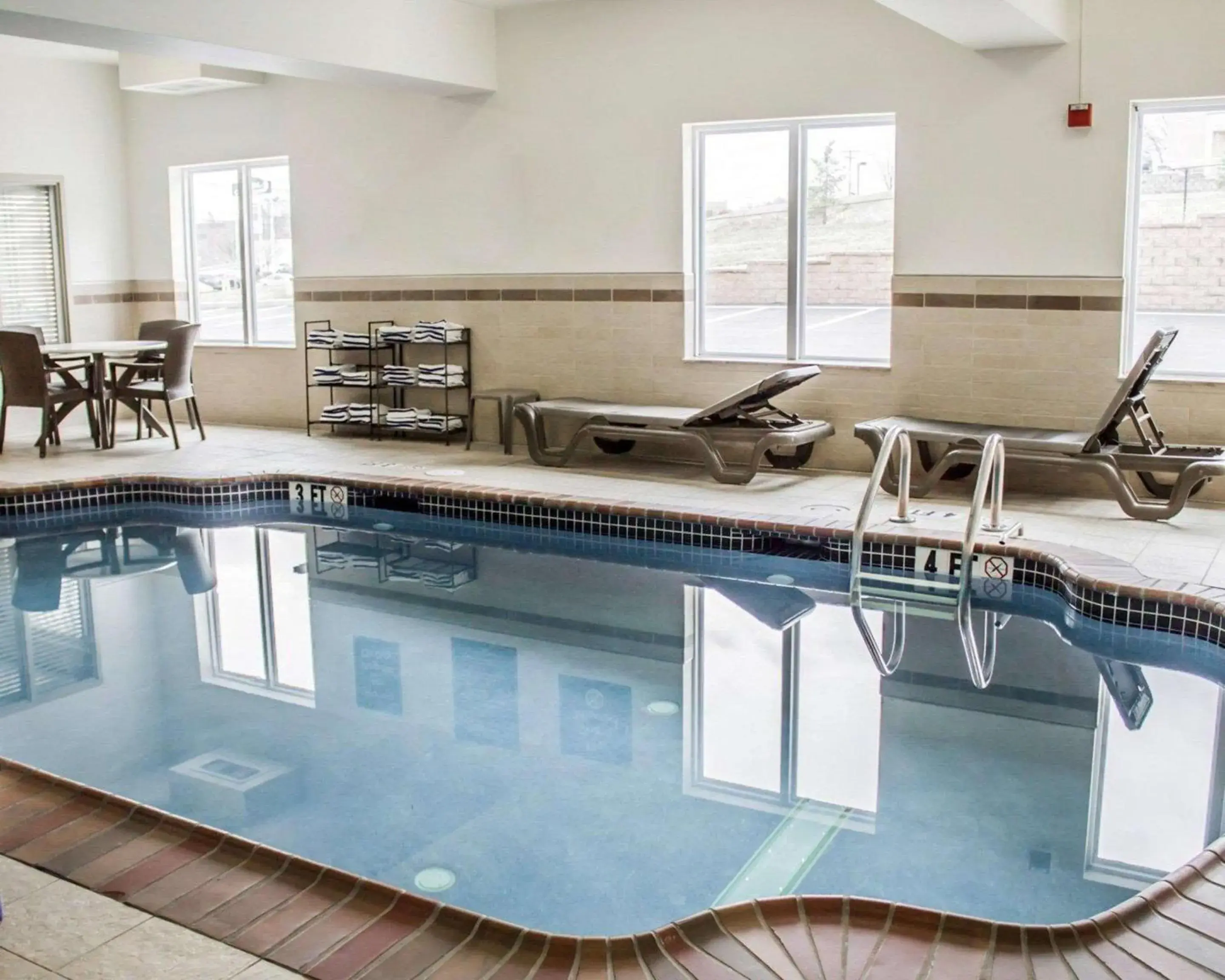 Swimming pool in Sleep Inn & Suites Harrisburg - Hershey Southwest Swimming pool in Sleep Inn & Suites Harrisburg - Hershey Southwest