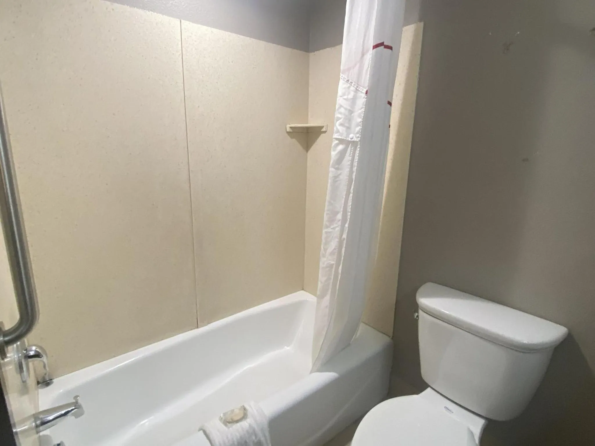 Bathroom in Red Roof Inn Pittsburgh - McKnight Rd