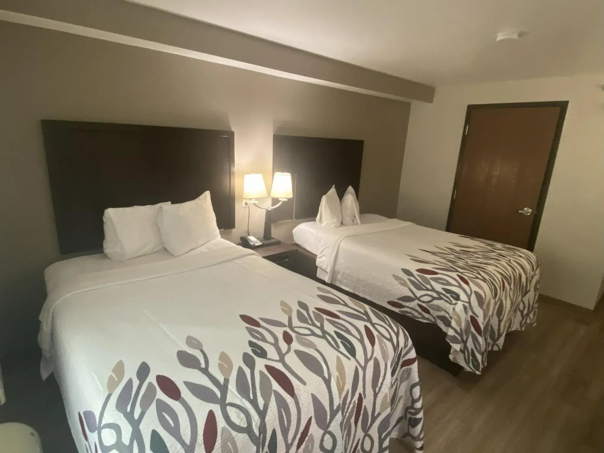 Photo of the whole room, Bed in Red Roof Inn Pittsburgh - McKnight Rd Photo of the whole room, Bed in Red Roof Inn Pittsburgh - McKnight Rd