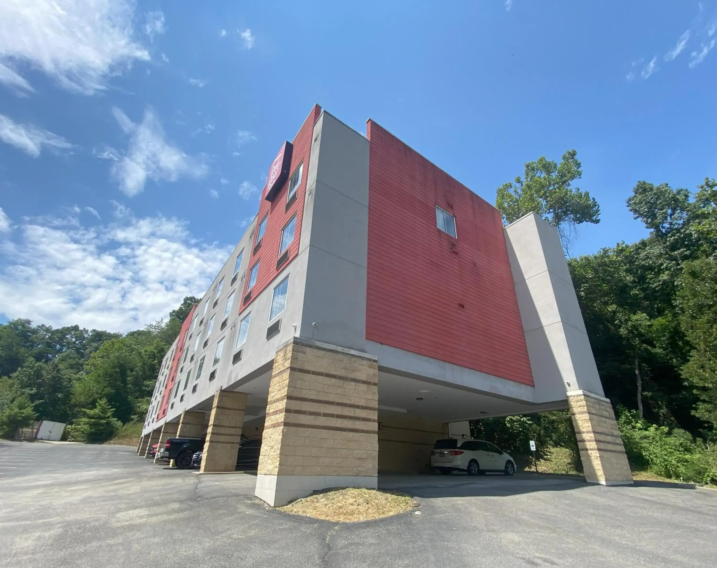 Property building in Red Roof Inn Pittsburgh - McKnight Rd Property building in Red Roof Inn Pittsburgh - McKnight Rd