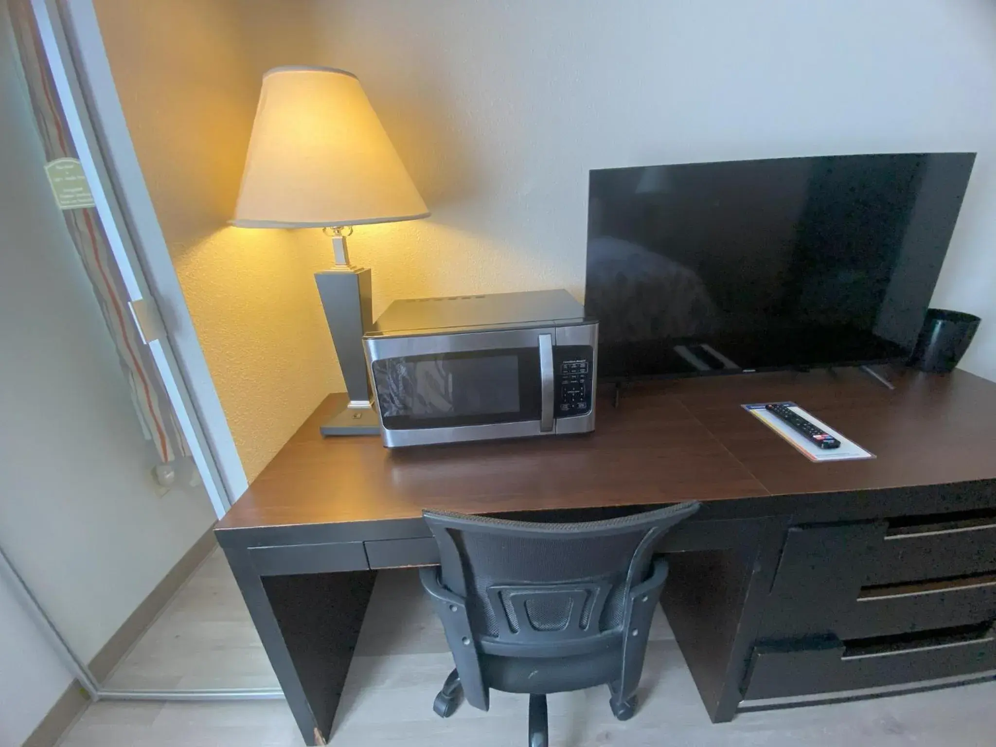 Photo of the whole room in Red Roof Inn Pittsburgh - McKnight Rd Photo of the whole room in Red Roof Inn Pittsburgh - McKnight Rd