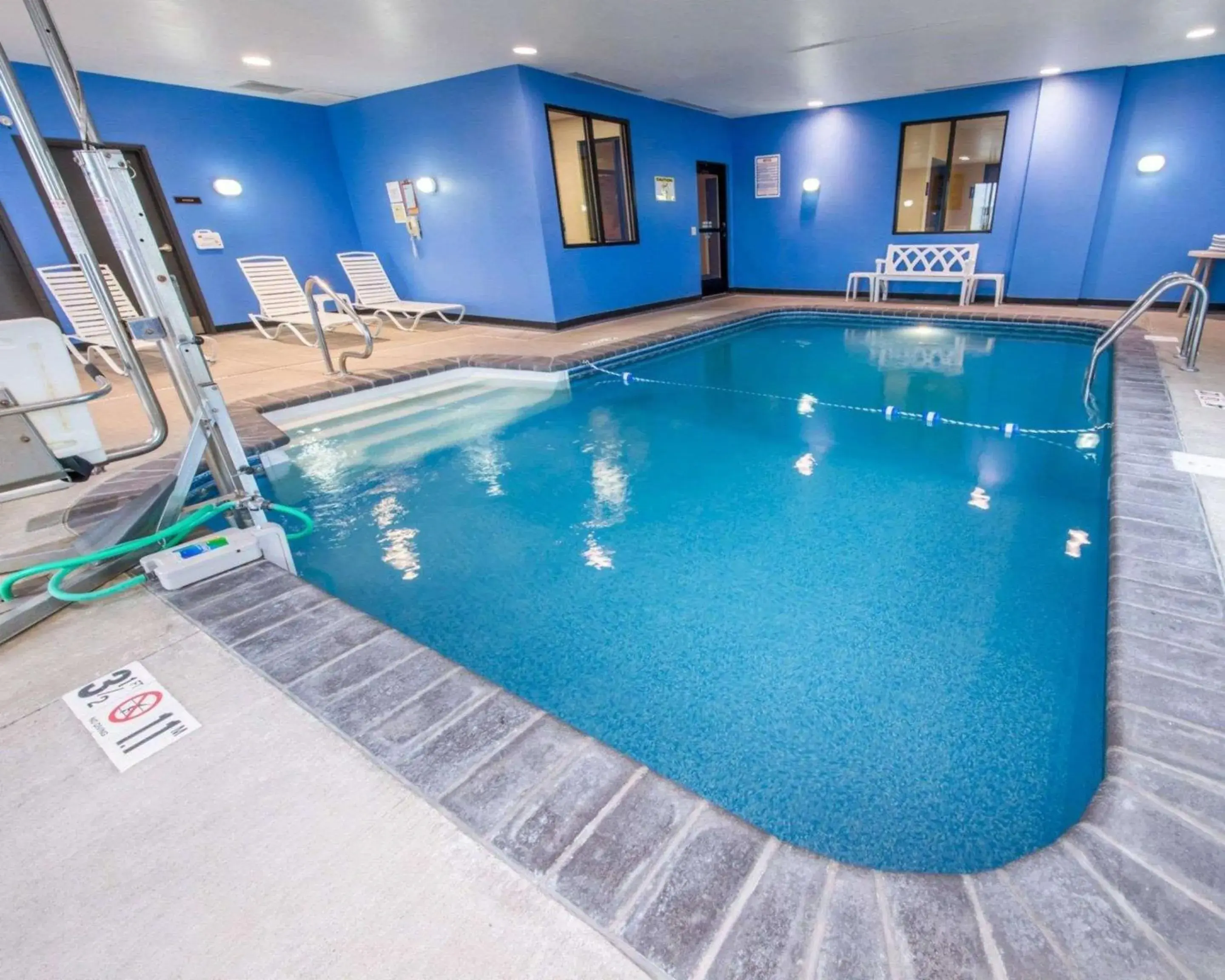 Swimming pool in Comfort Suites Altoona North Swimming pool in Comfort Suites Altoona North