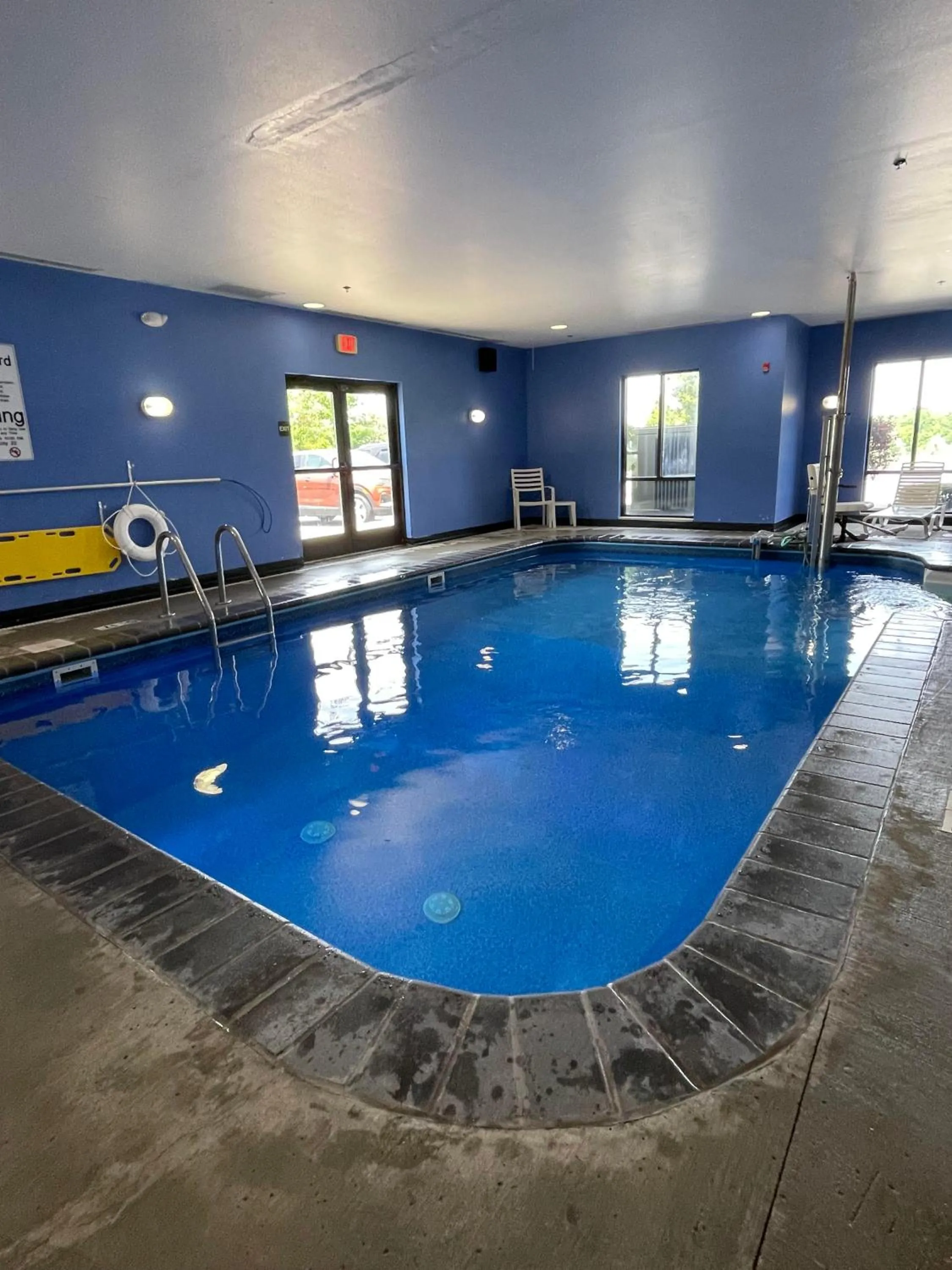 Pool view in Comfort Suites Altoona North