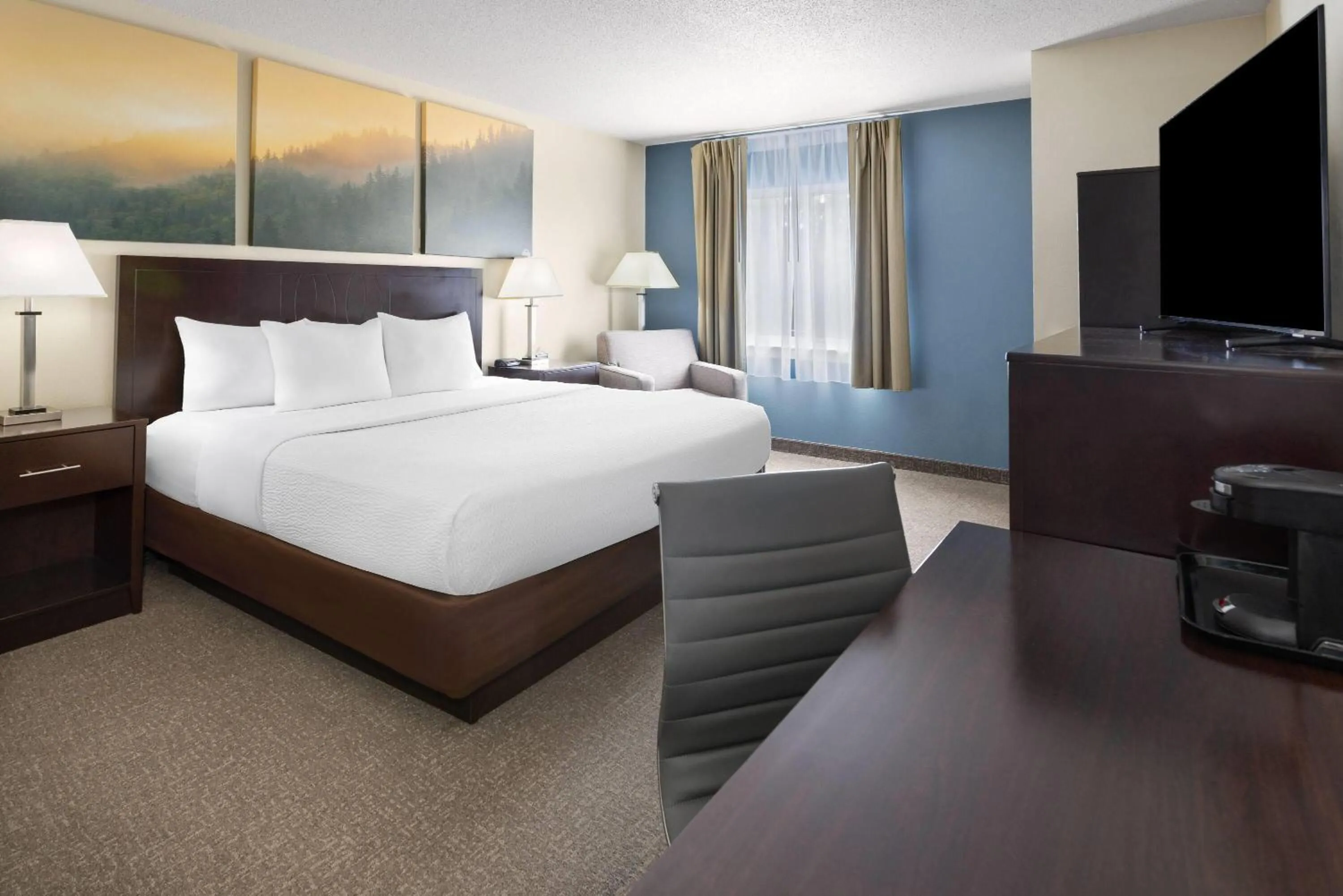 Photo of the whole room, Bed in Days Inn by Wyndham Penn State