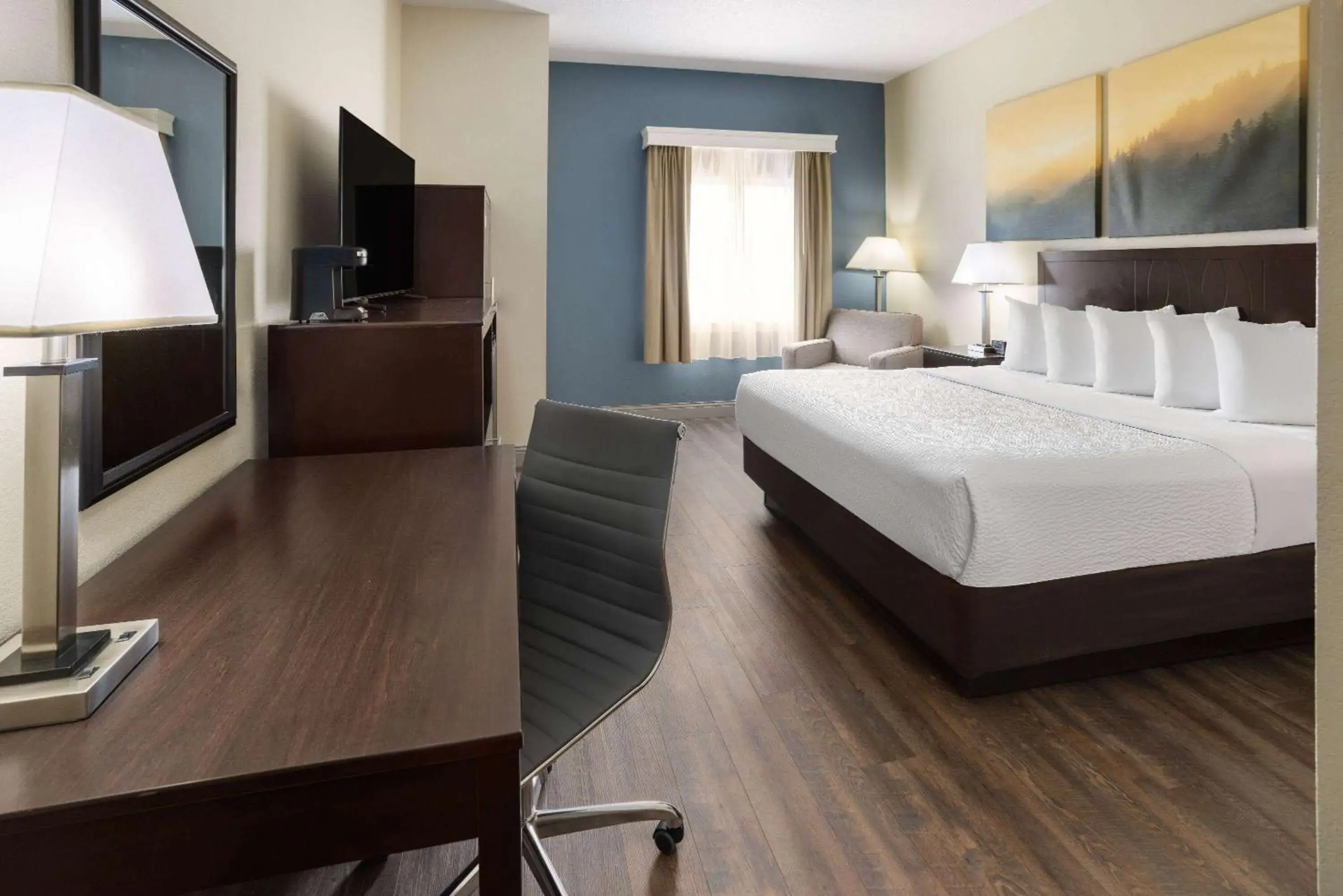 Photo of the whole room, Bed in Days Inn by Wyndham Penn State Photo of the whole room, Bed in Days Inn by Wyndham Penn State