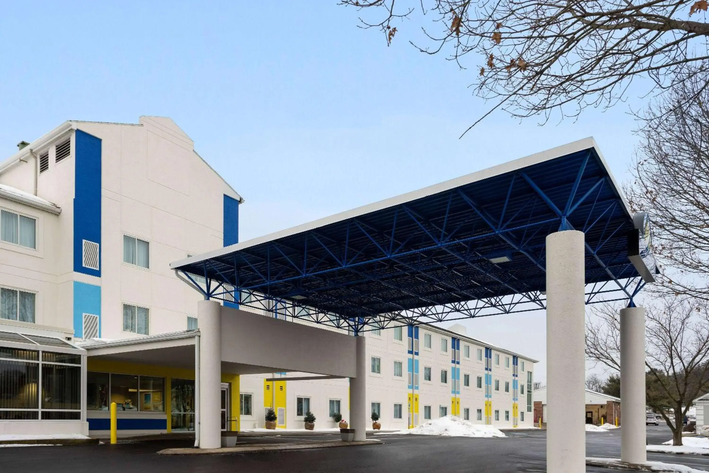 Property building in Days Inn by Wyndham Penn State Property building in Days Inn by Wyndham Penn State