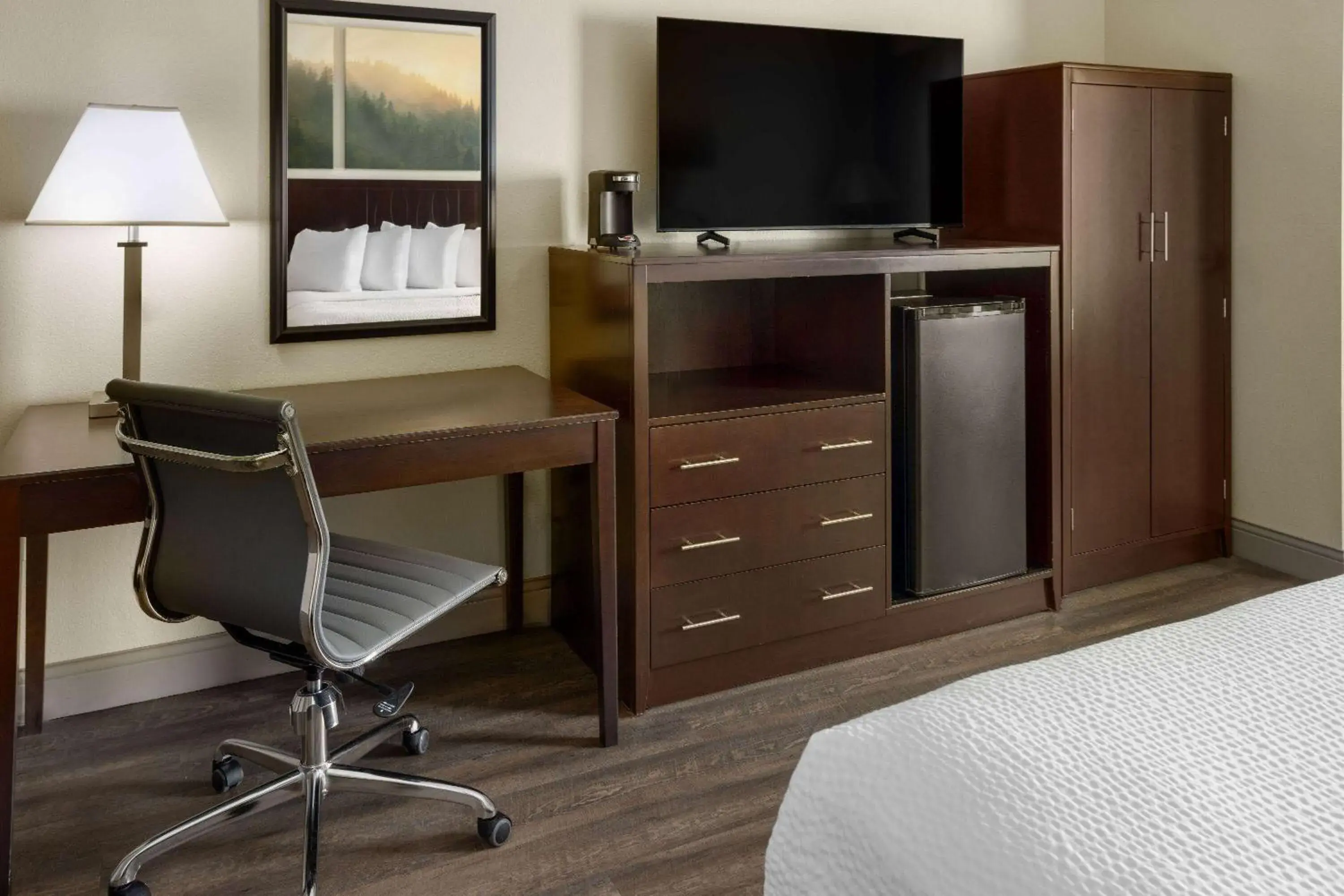 Photo of the whole room, Bed in Days Inn by Wyndham Penn State Photo of the whole room, Bed in Days Inn by Wyndham Penn State