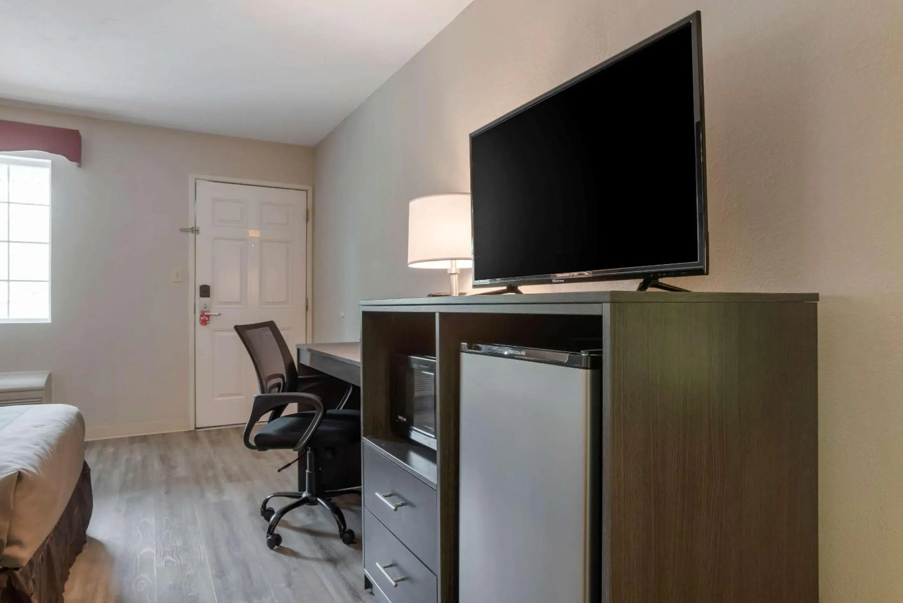 Bedroom, TV/Entertainment Center in Americas Best Value Inn Gettysburg