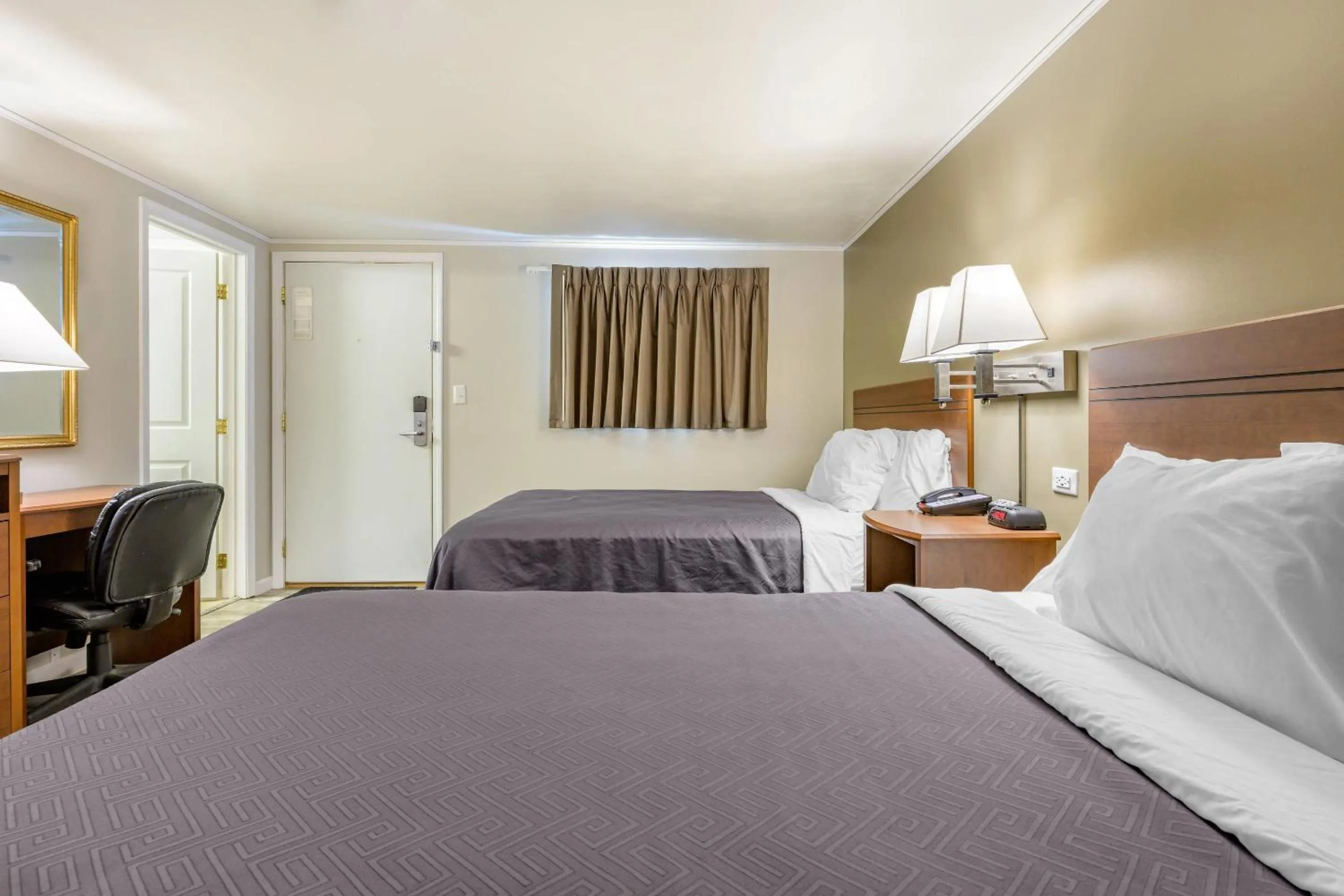 Bedroom in Econo Lodge Bellefonte I-99