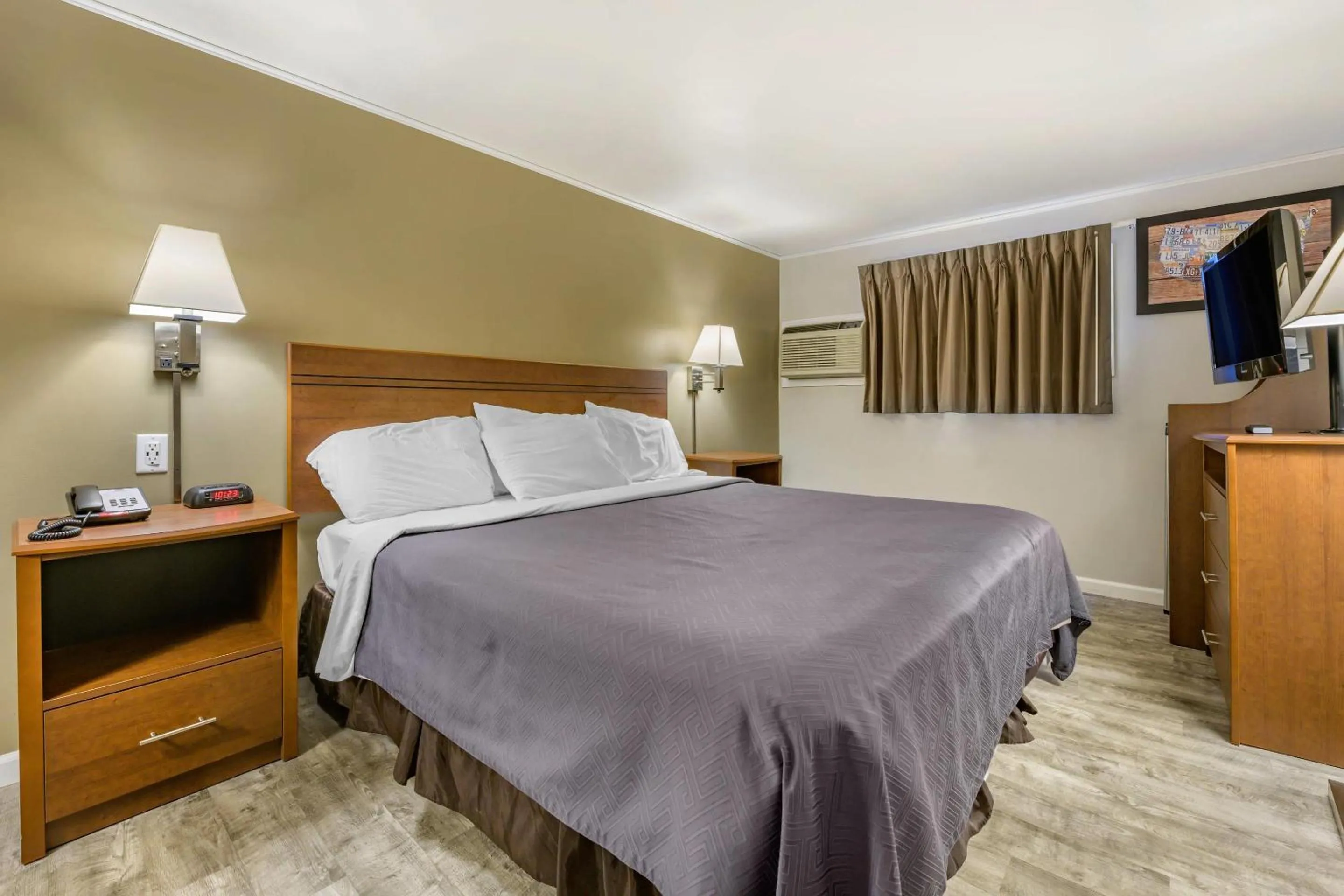 Bedroom in Econo Lodge Bellefonte I-99