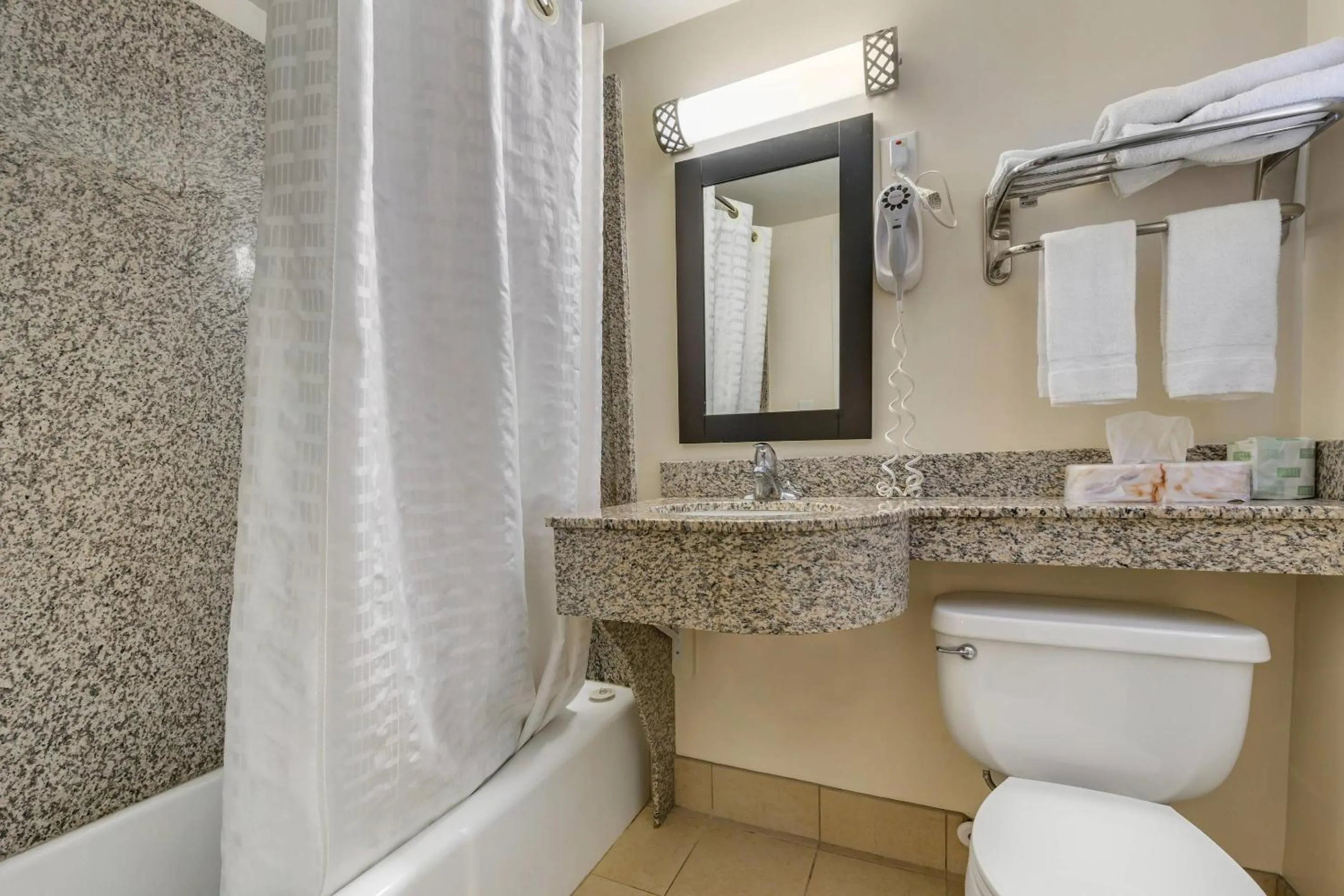 Bedroom in Econo Lodge Bellefonte I-99