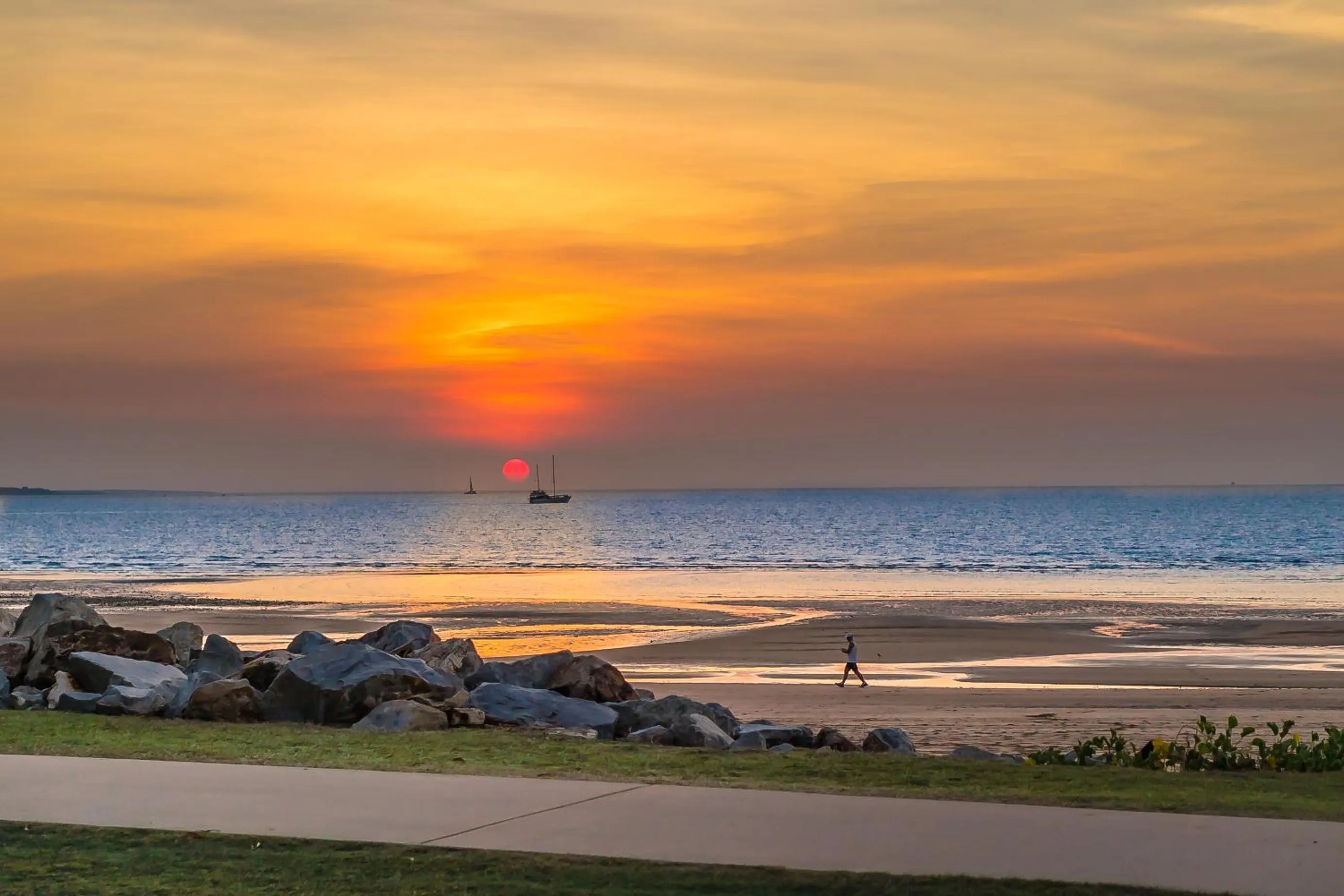 Beach in Mindil Beach Casino Resort