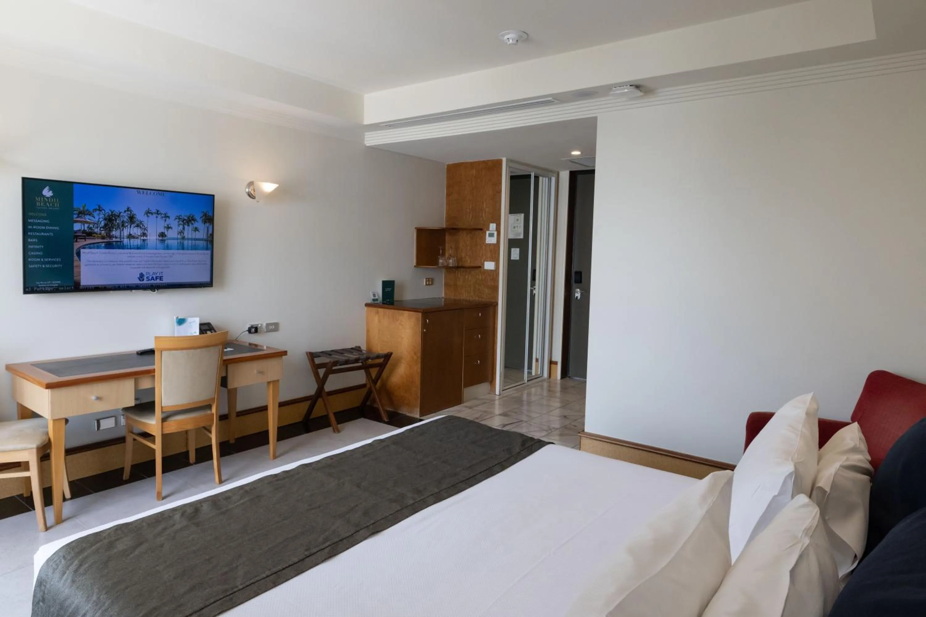 Bedroom, Bed in Mindil Beach Casino Resort