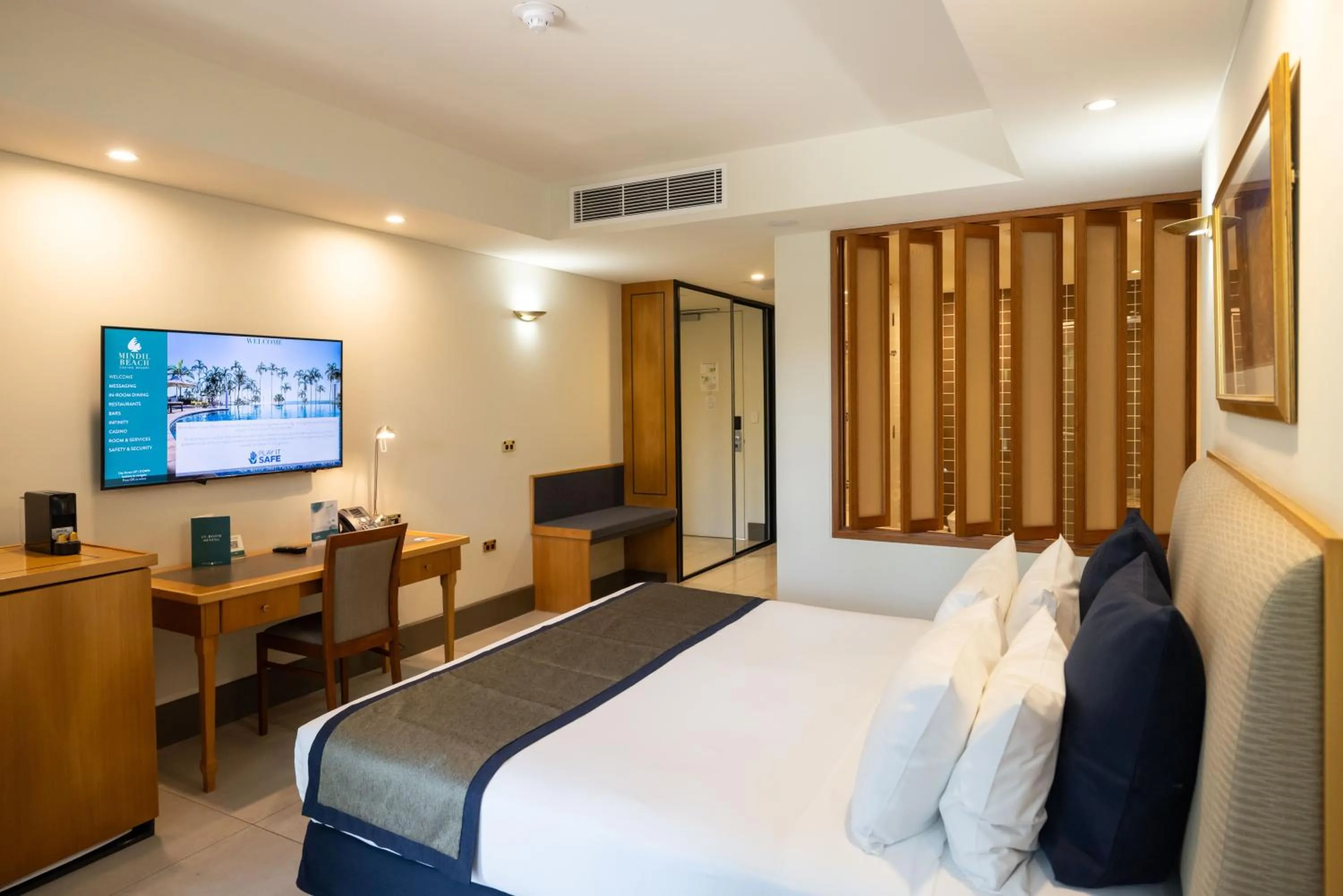 Bedroom, Bed in Mindil Beach Casino Resort