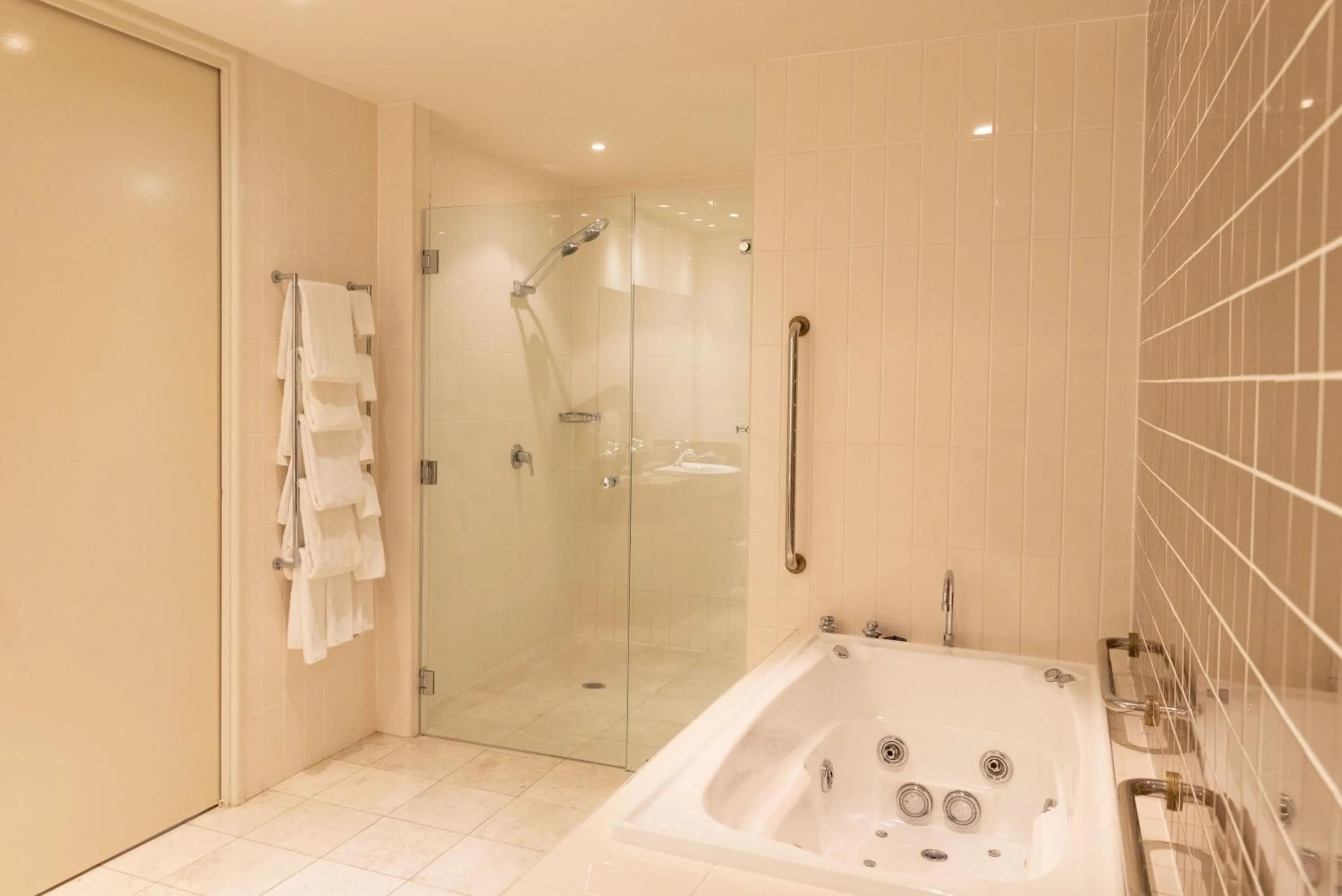 Shower in Mindil Beach Casino Resort