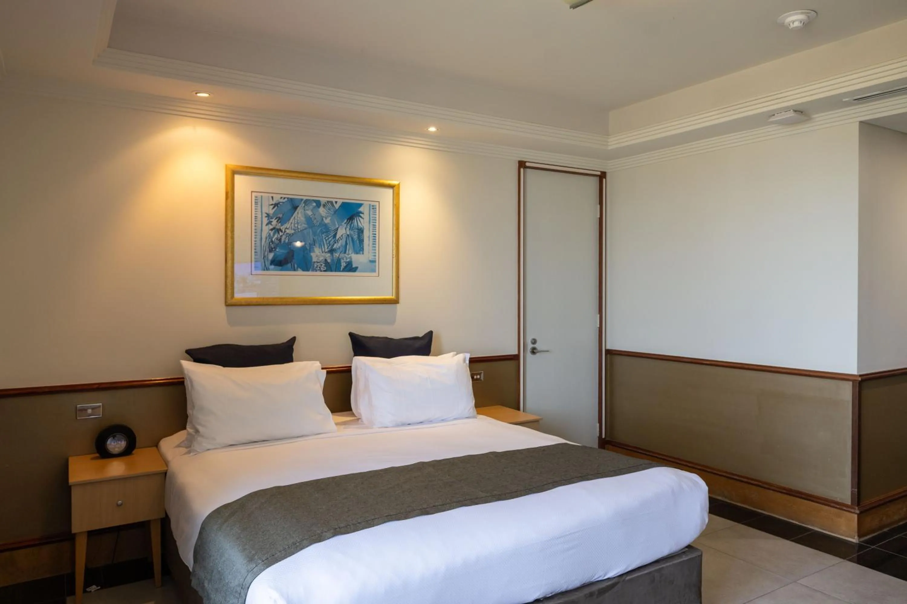 Bedroom, Bed in Mindil Beach Casino Resort