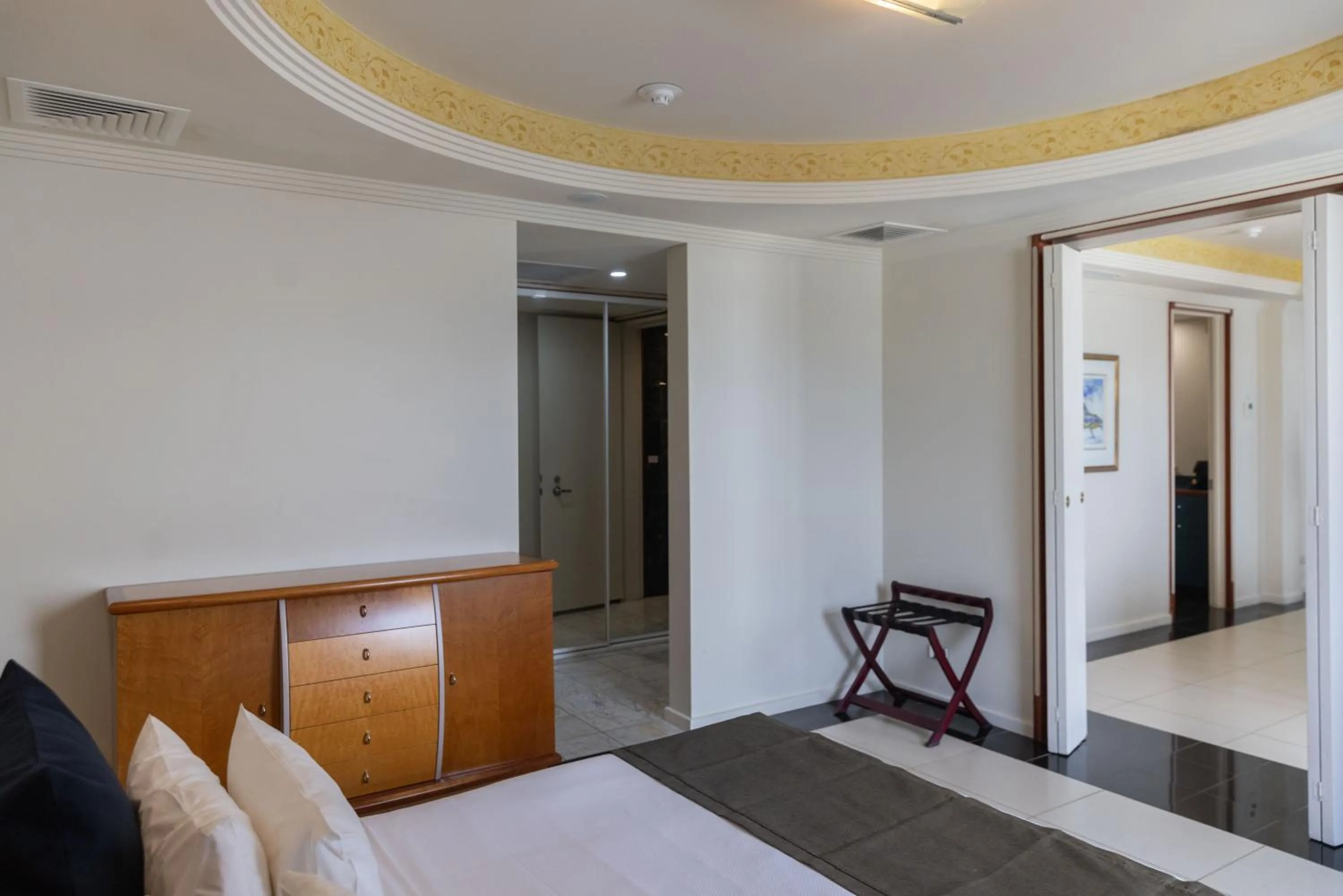 Bedroom, Bed in Mindil Beach Casino Resort