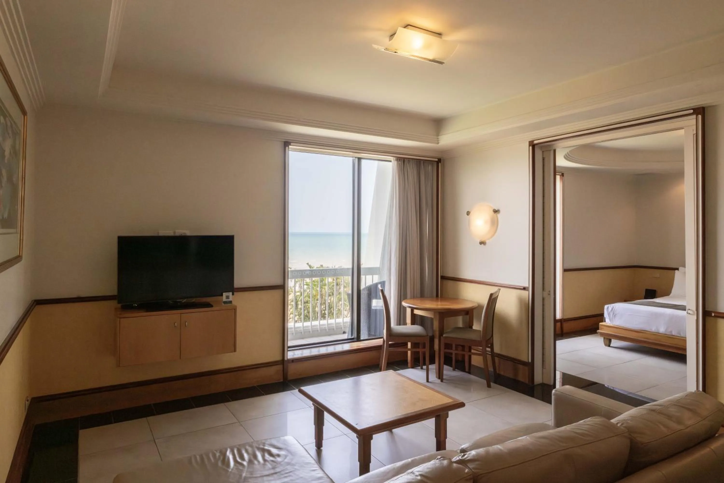 Living room, Bed in Mindil Beach Casino Resort