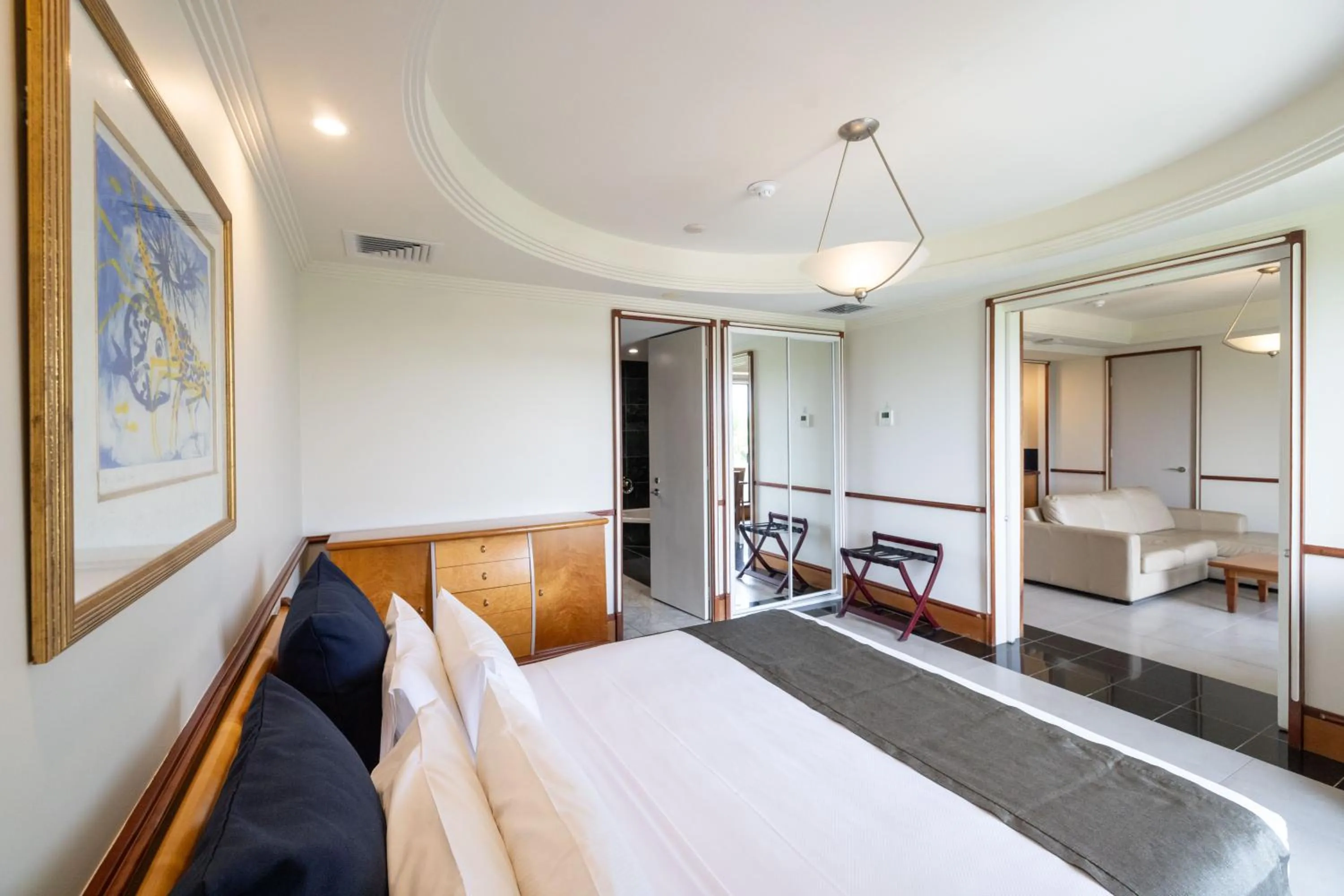 Bedroom, Bed in Mindil Beach Casino Resort