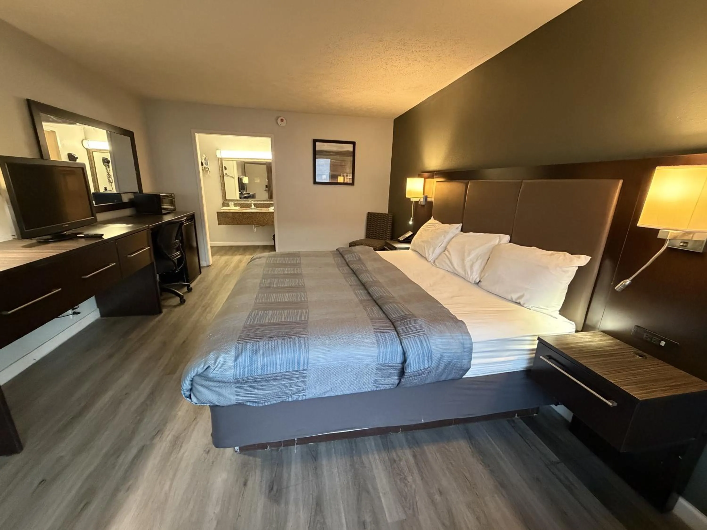 Bed in Wilkes-Barre Inn & Suites