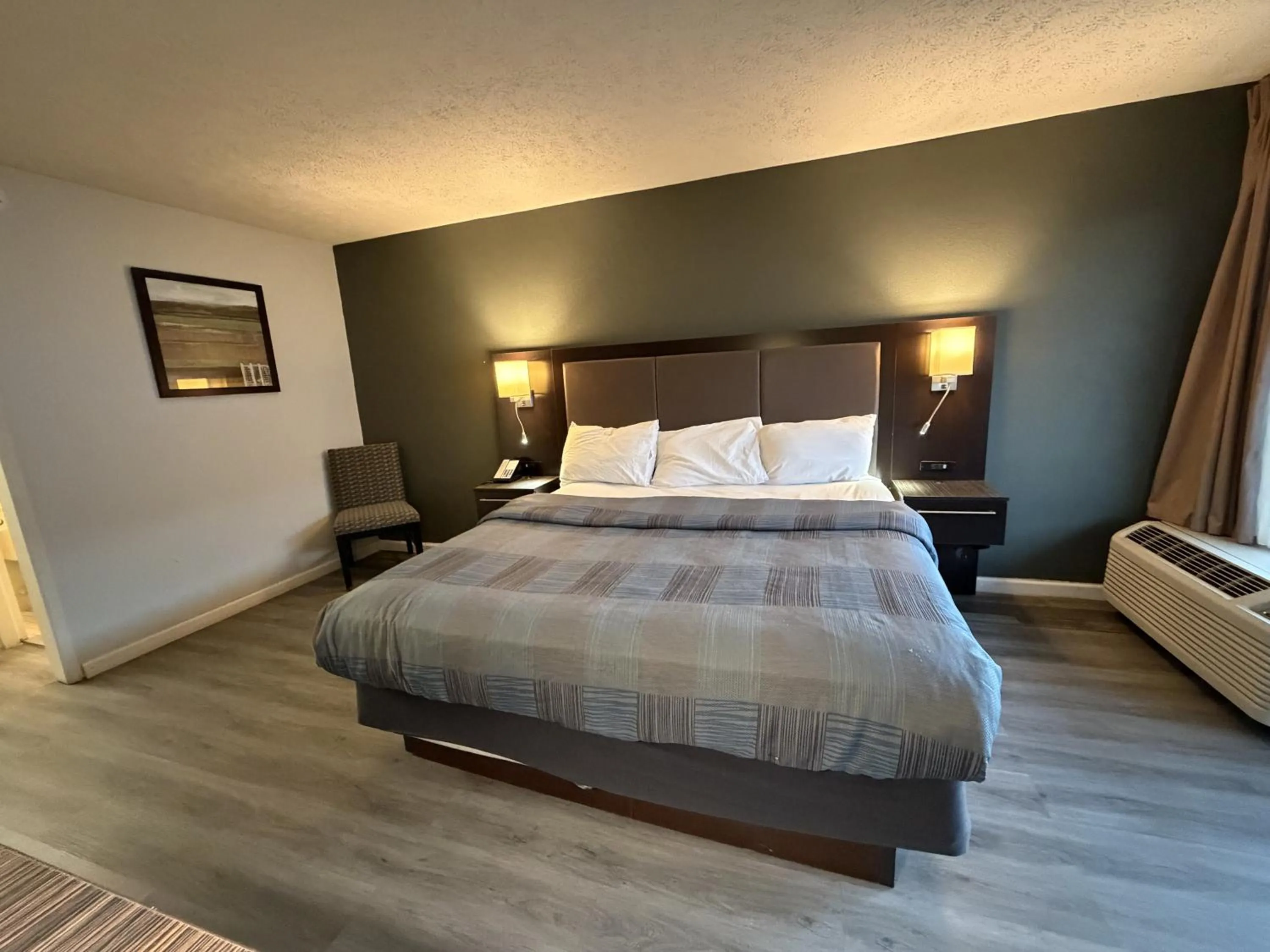 Bed in Wilkes-Barre Inn & Suites