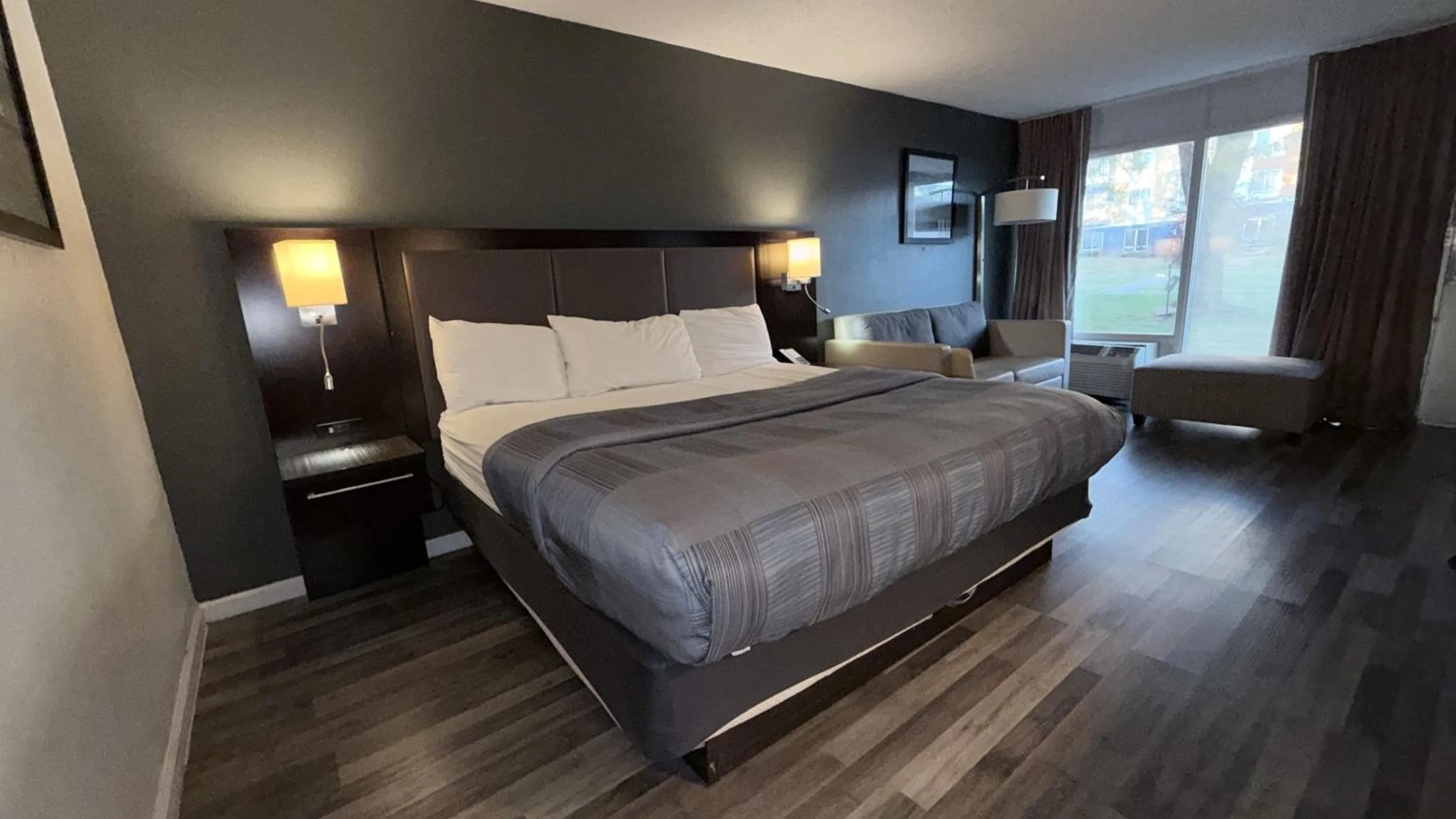 Bed in Wilkes-Barre Inn & Suites