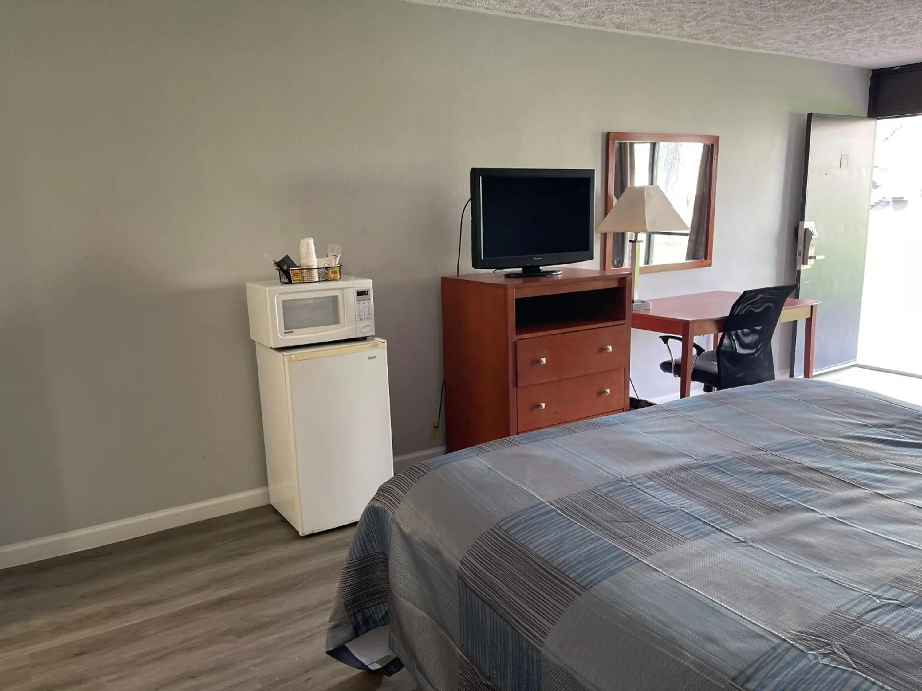 TV and multimedia, Bed in Wilkes-Barre Inn & Suites