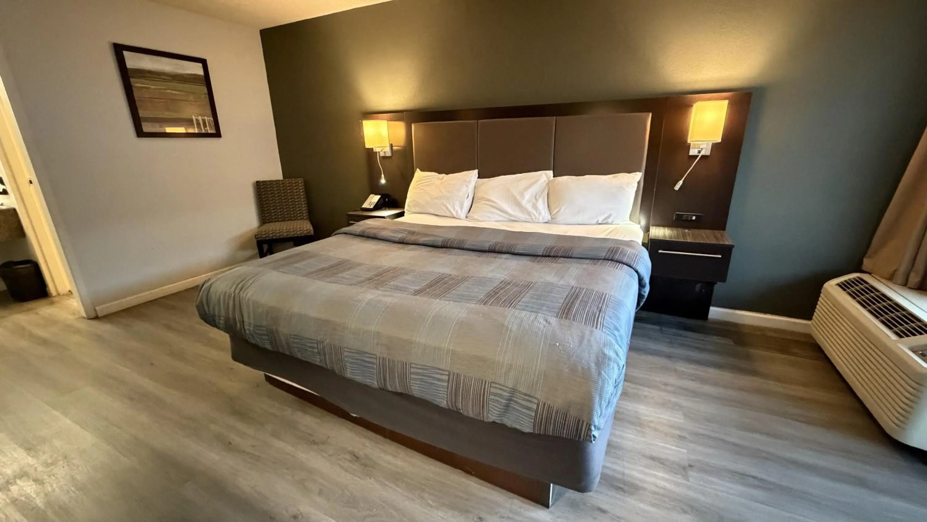 Bed in Wilkes-Barre Inn & Suites